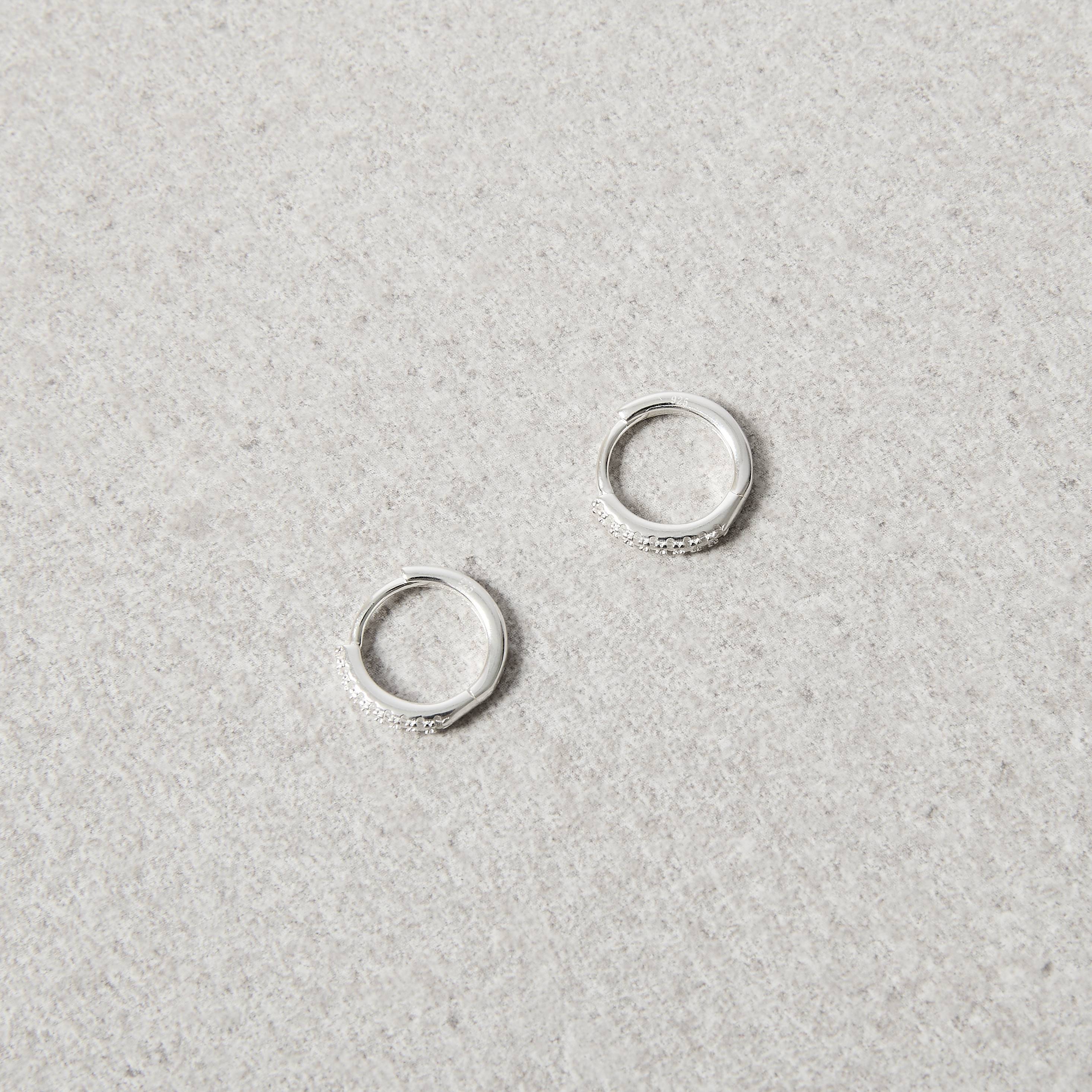 Argola click cravejada 13mm fio meia cana