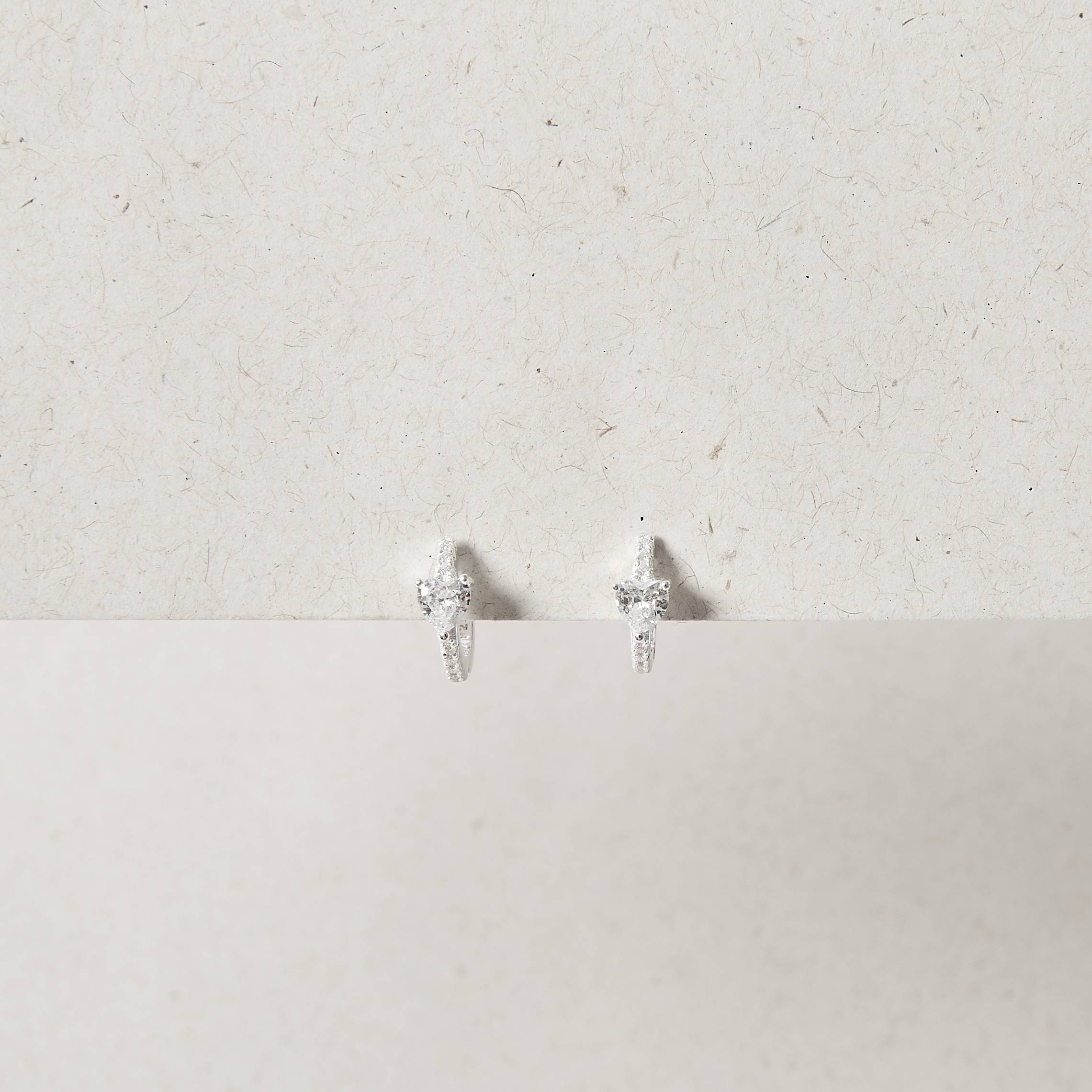 Imagem Argola click zircônia coração com cravejado 12mm