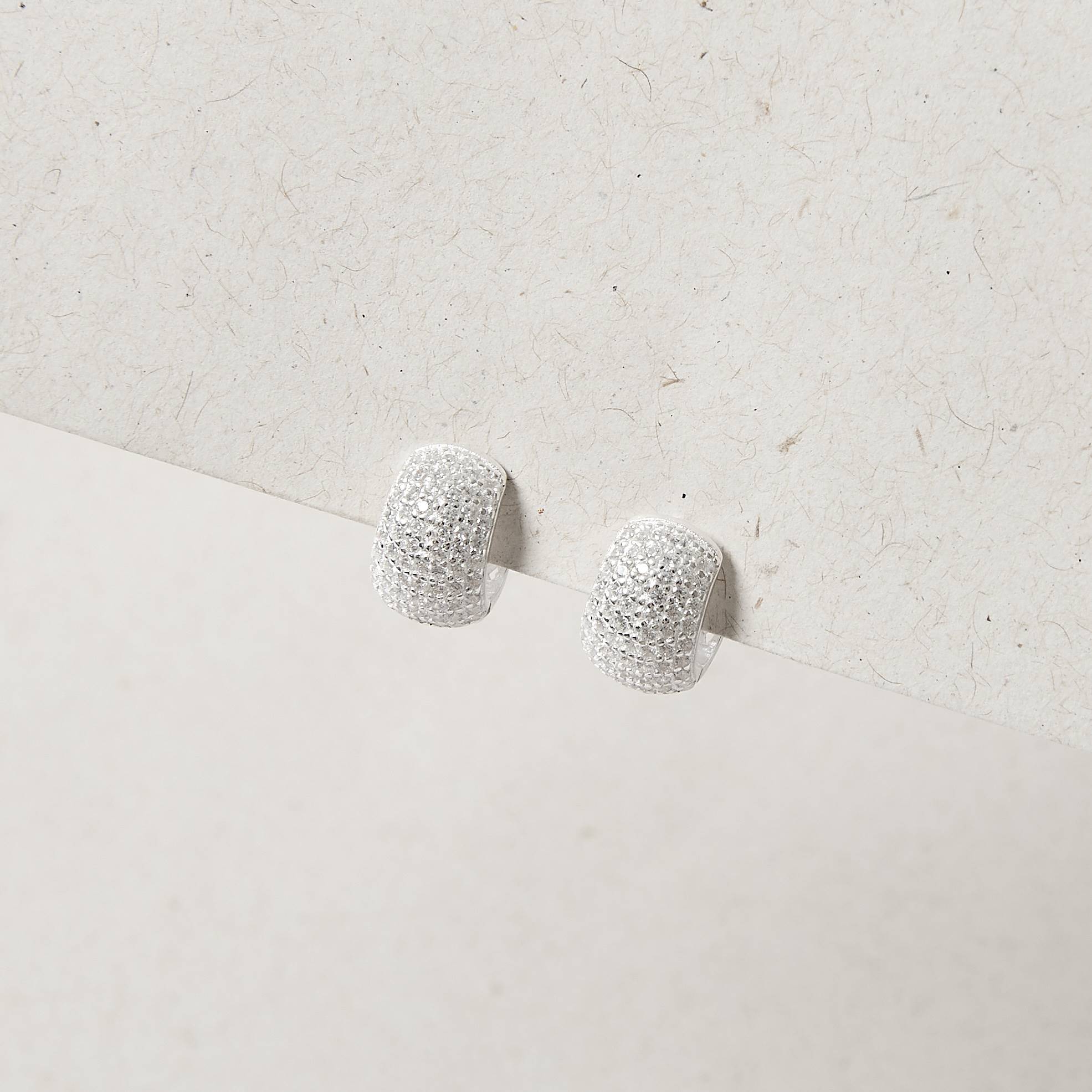 Imagem Argola click larga cravejada 12mm detalhe vazado