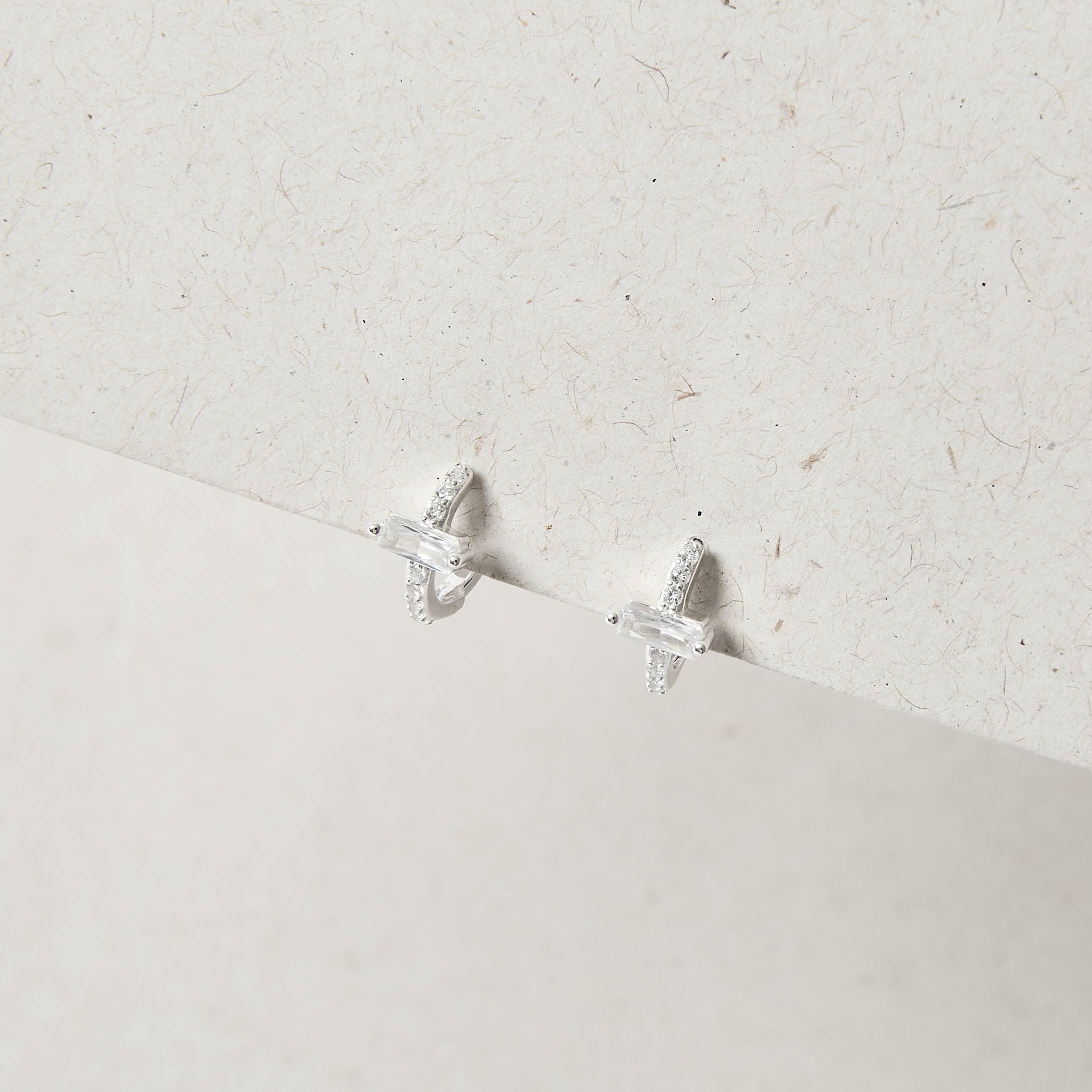 Imagem Argola click zircônia retangular com cravejado 11mm