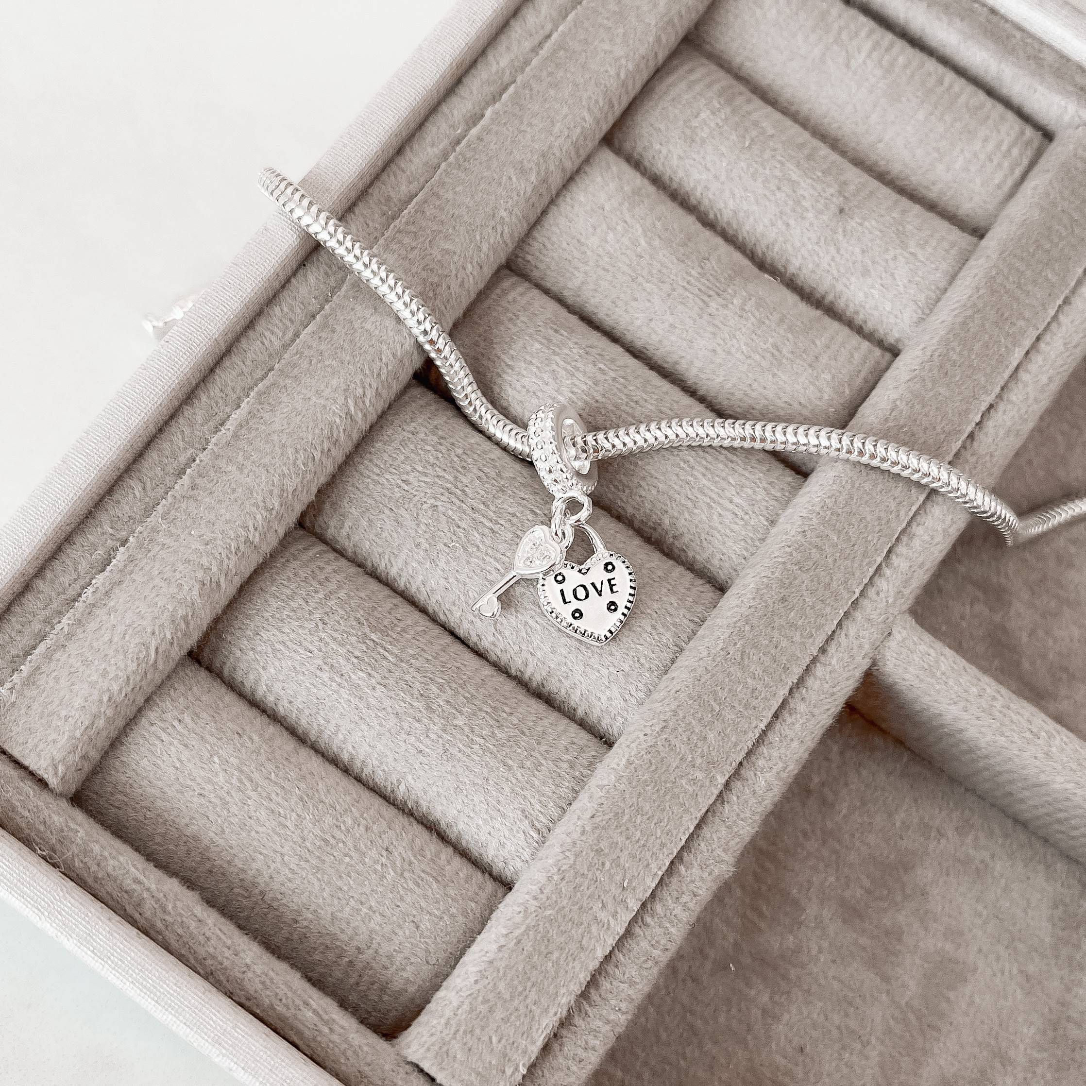 Berloque pingente chave cravejada e cadeado coração escrito love resina