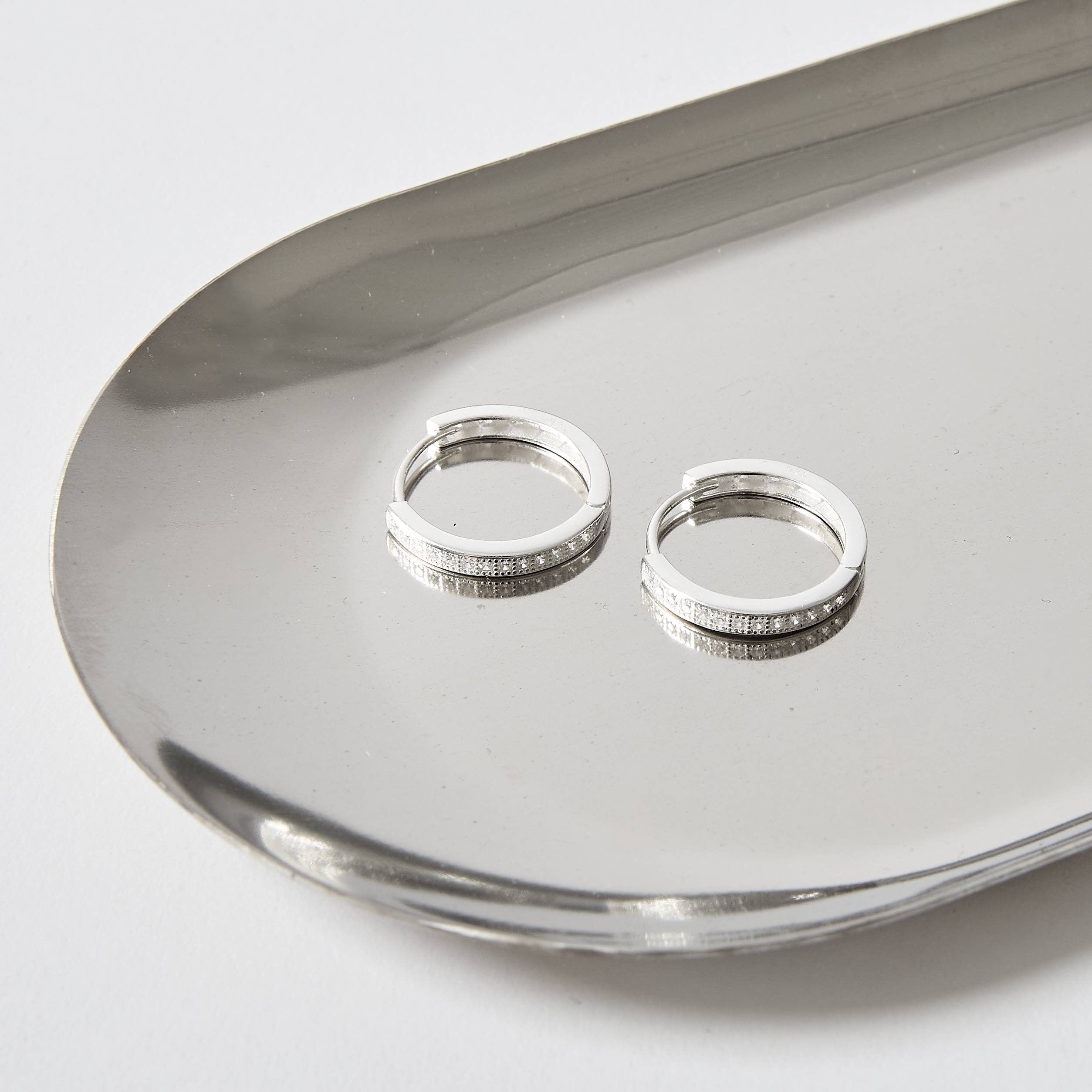 Imagem Argola click cravejada 17mm detalhe estrelas vazadas