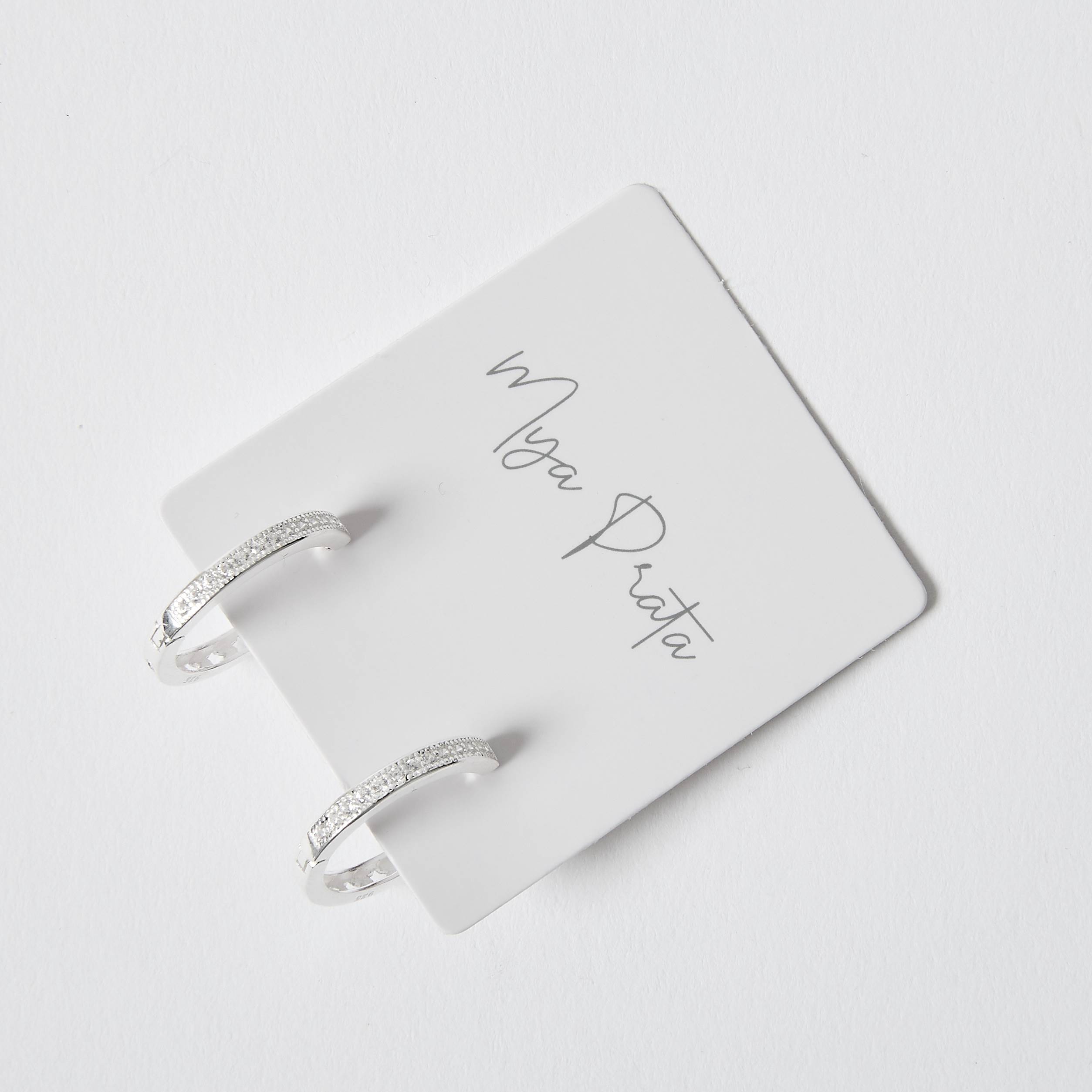 Imagem Secundária Argola click cravejada 17mm detalhe estrelas vazadas