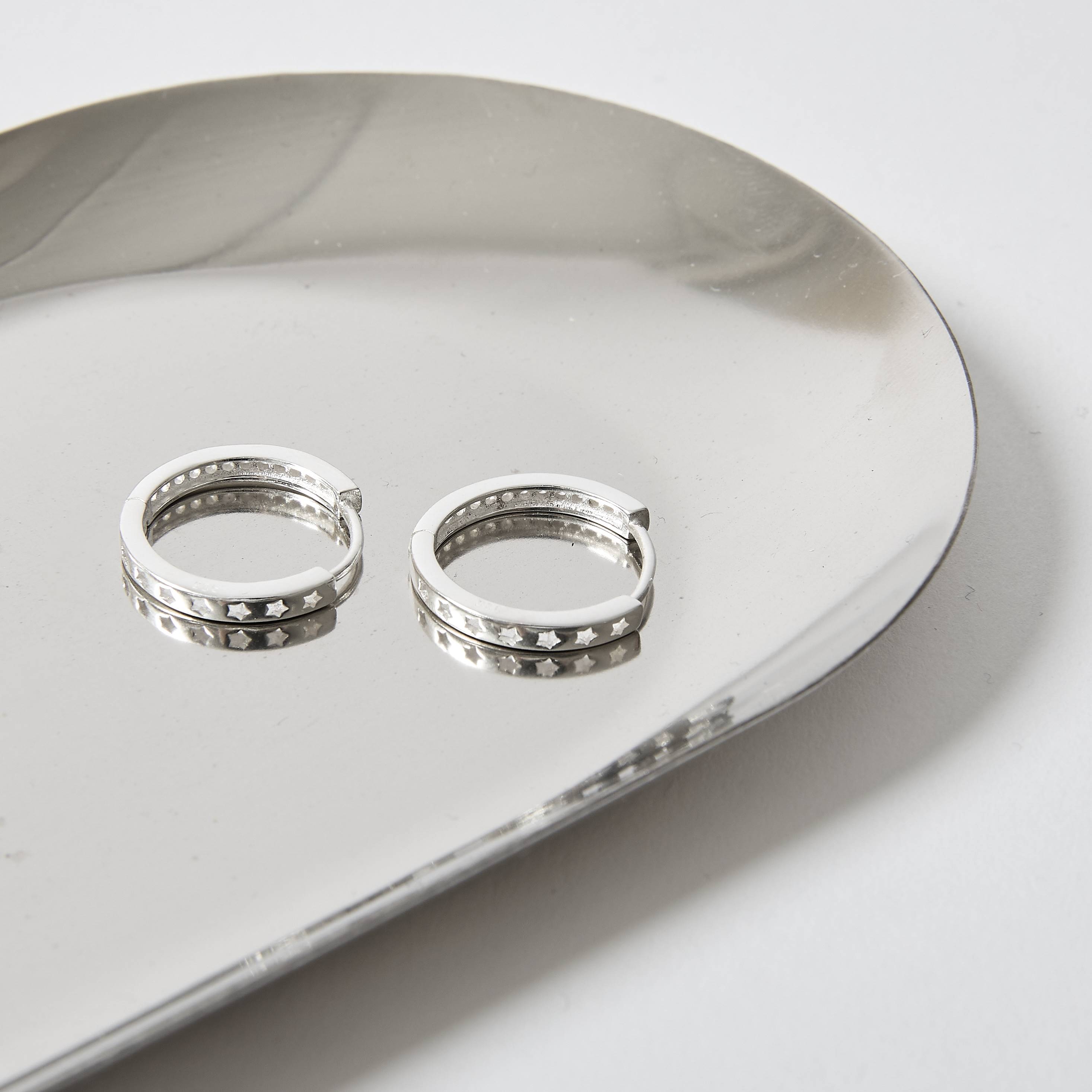Argola click cravejada 17mm detalhe estrelas vazadas