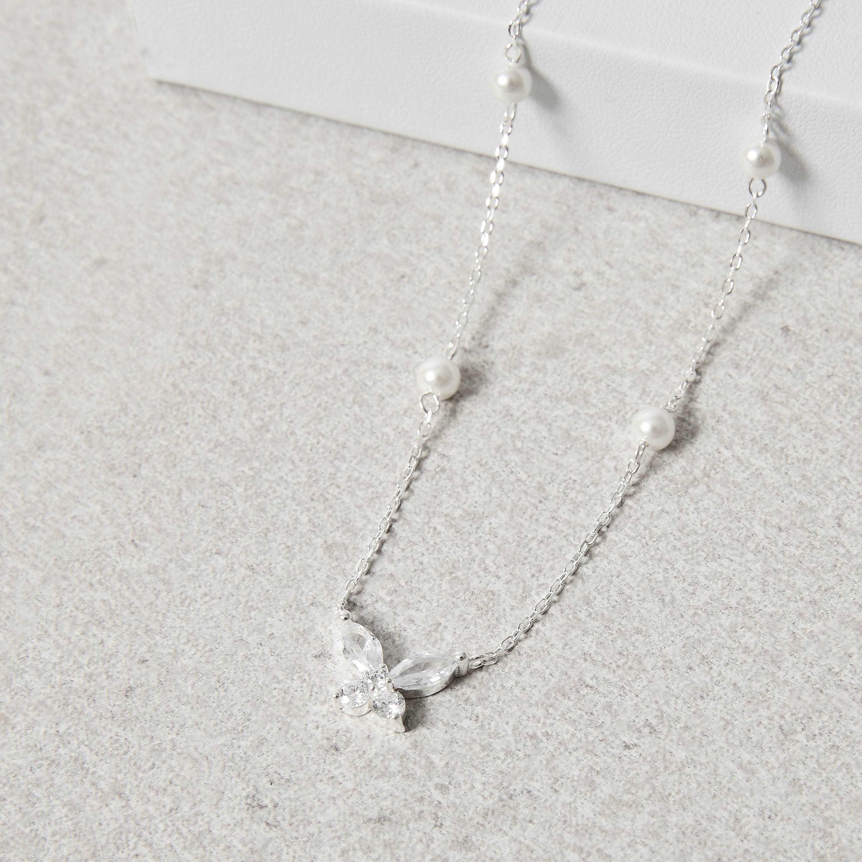 Imagem Colar entremeio borboleta cravejada 11mm e pérolas corrente cadeado 40+5cm