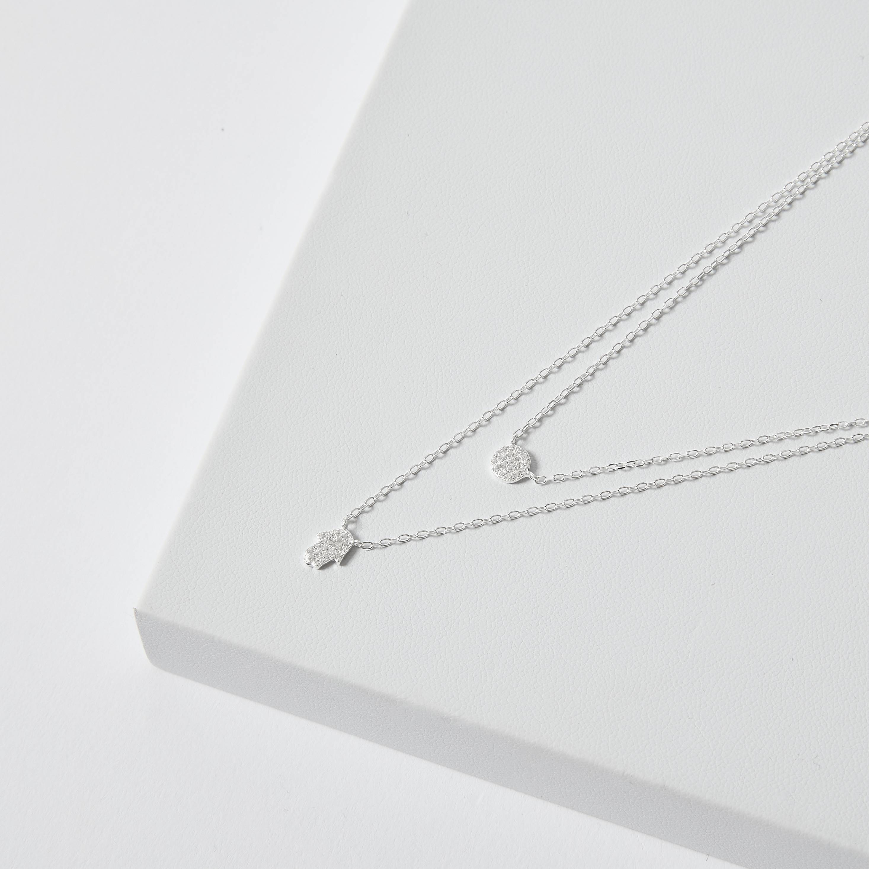 Imagem Colar duplo entremeios círculo e mão cravejados 7mm 45+5cm