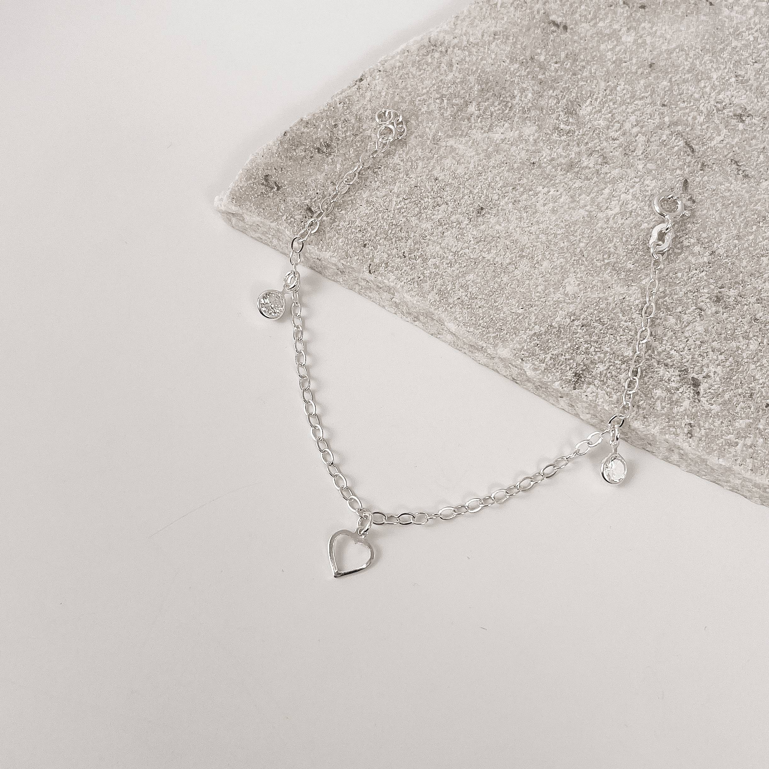 Pulseira pingentes coração vazado e zircônias cristal 5mm corrente cadeado