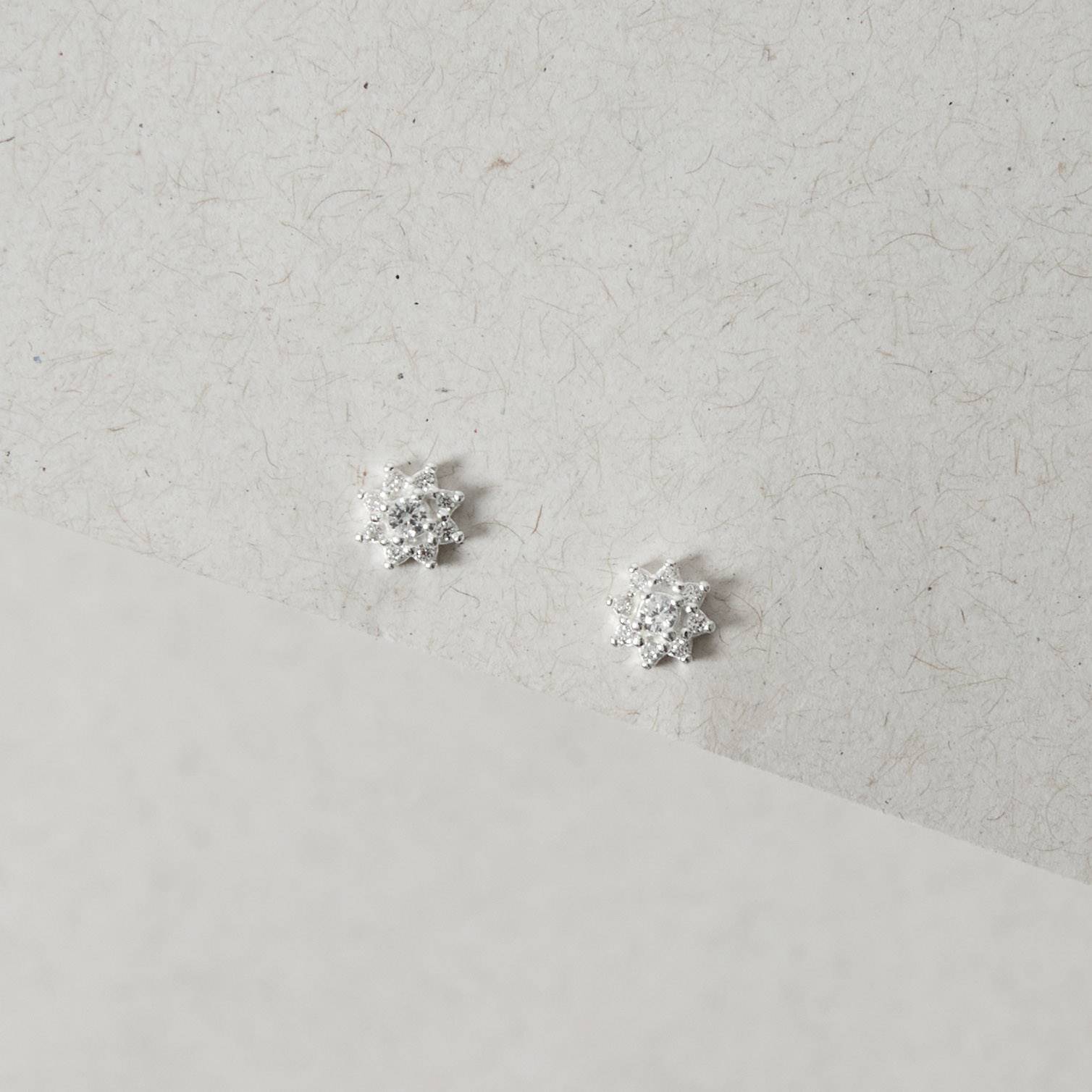 Imagem Brinco infantil flor cravejada 5mm tarraxa baby