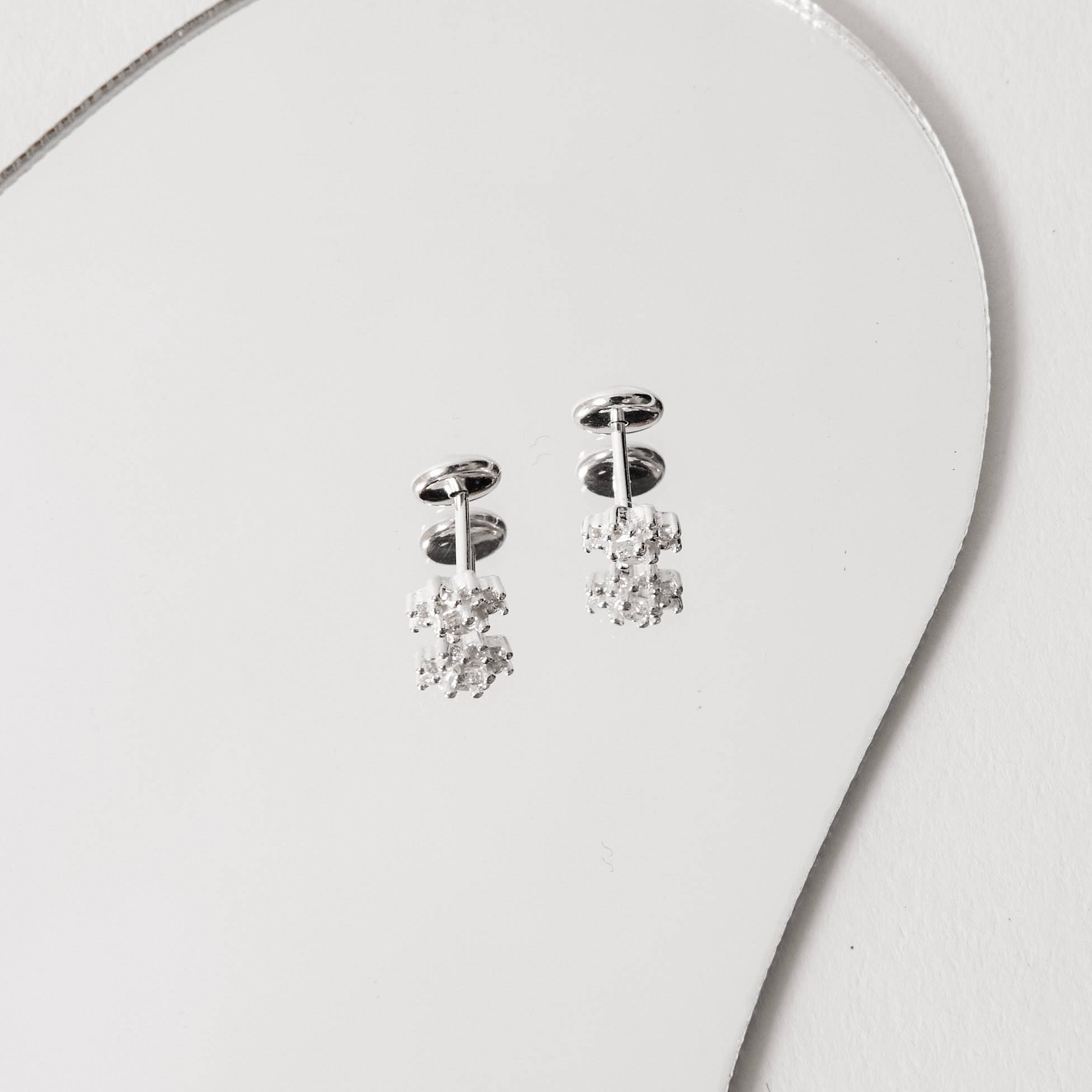 Imagem Secundária Brinco infantil flor cravejada 5mm tarraxa baby