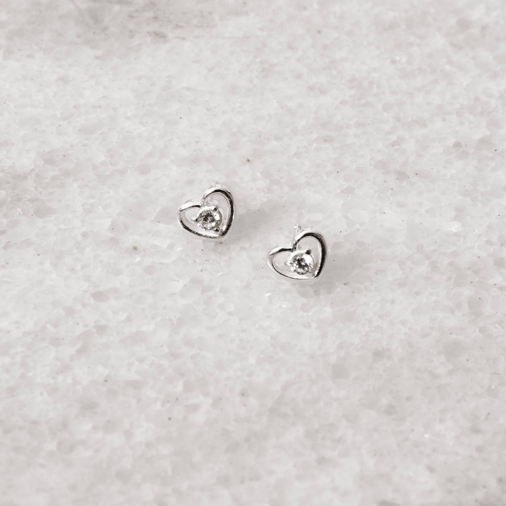 Imagem Brinco infantil coração vazado detalhe zircônia 7mm tarraxa baby