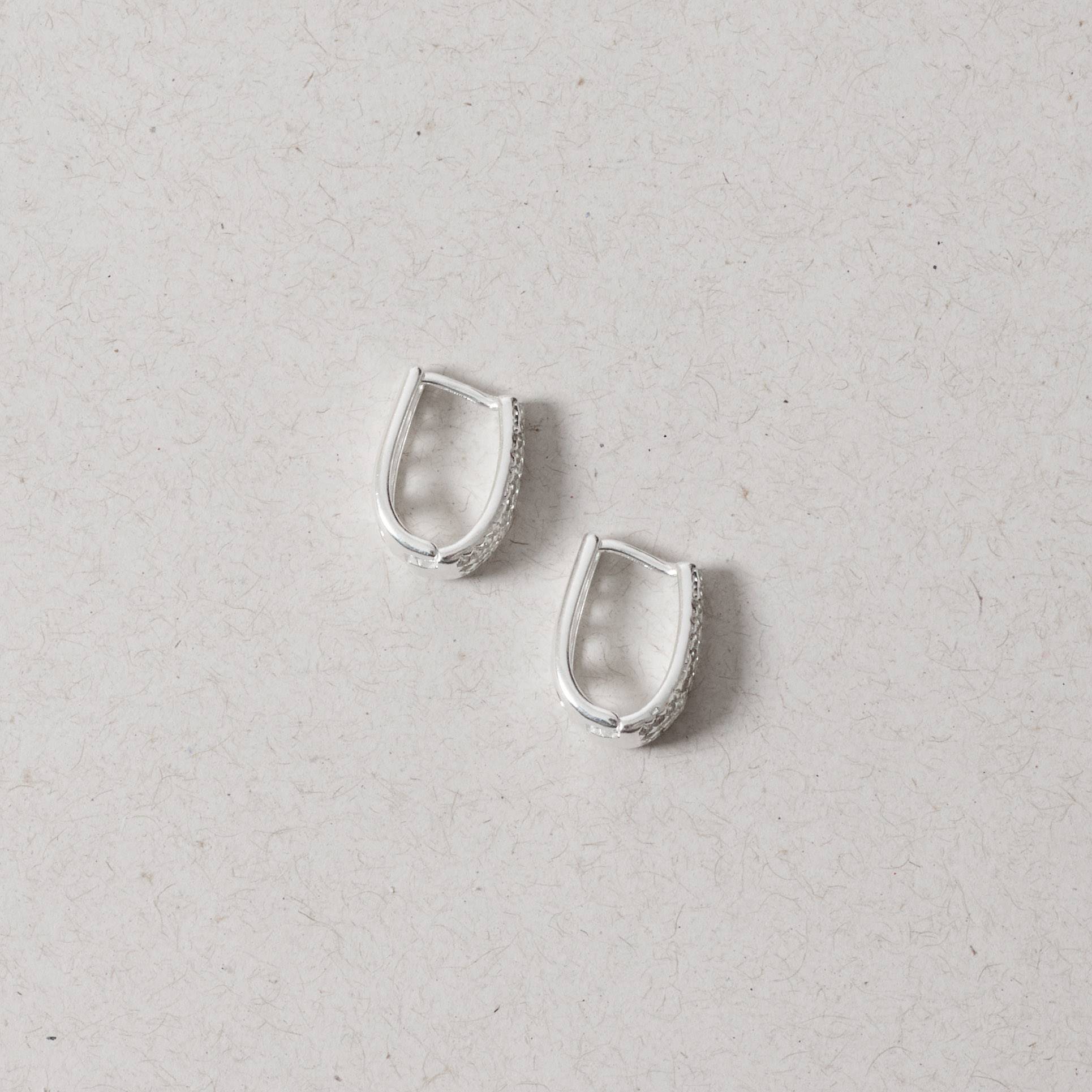 Argola click oval cravejada 14mm detalhe vazado
