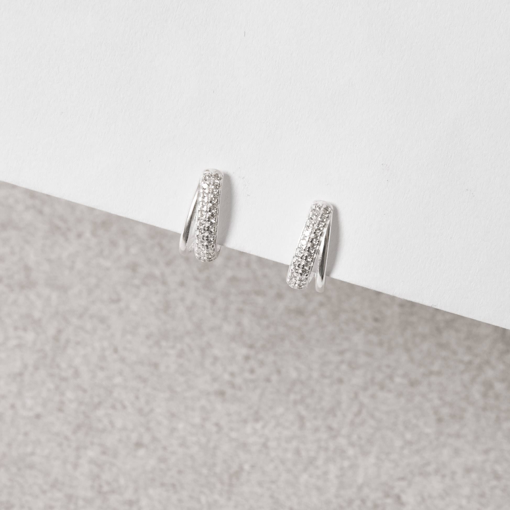 Imagem Brinco meia argola fio liso e cravejado 13mm tarraxa