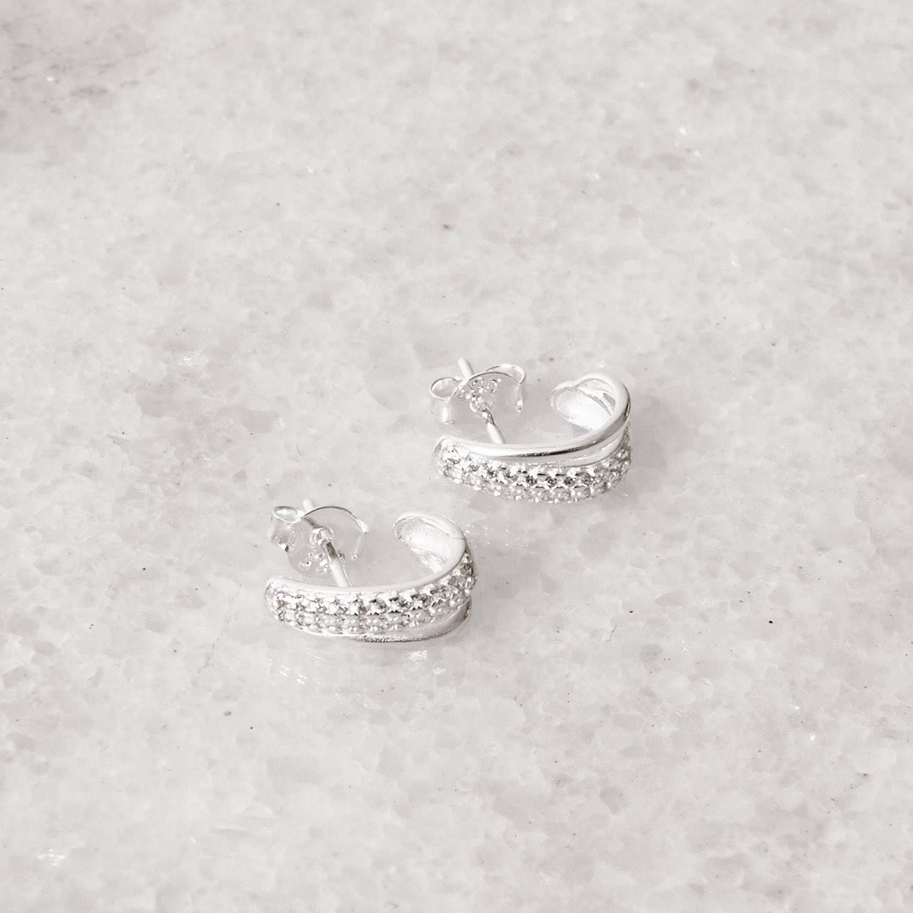 Imagem Secundária Brinco meia argola fio liso e cravejado 13mm tarraxa