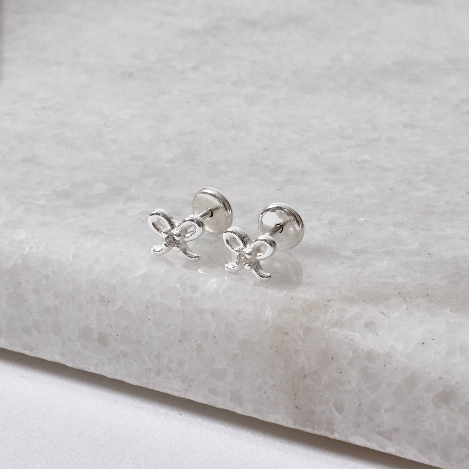 Imagem Brinco infantil laço com zircônia 6mm tarraxa baby