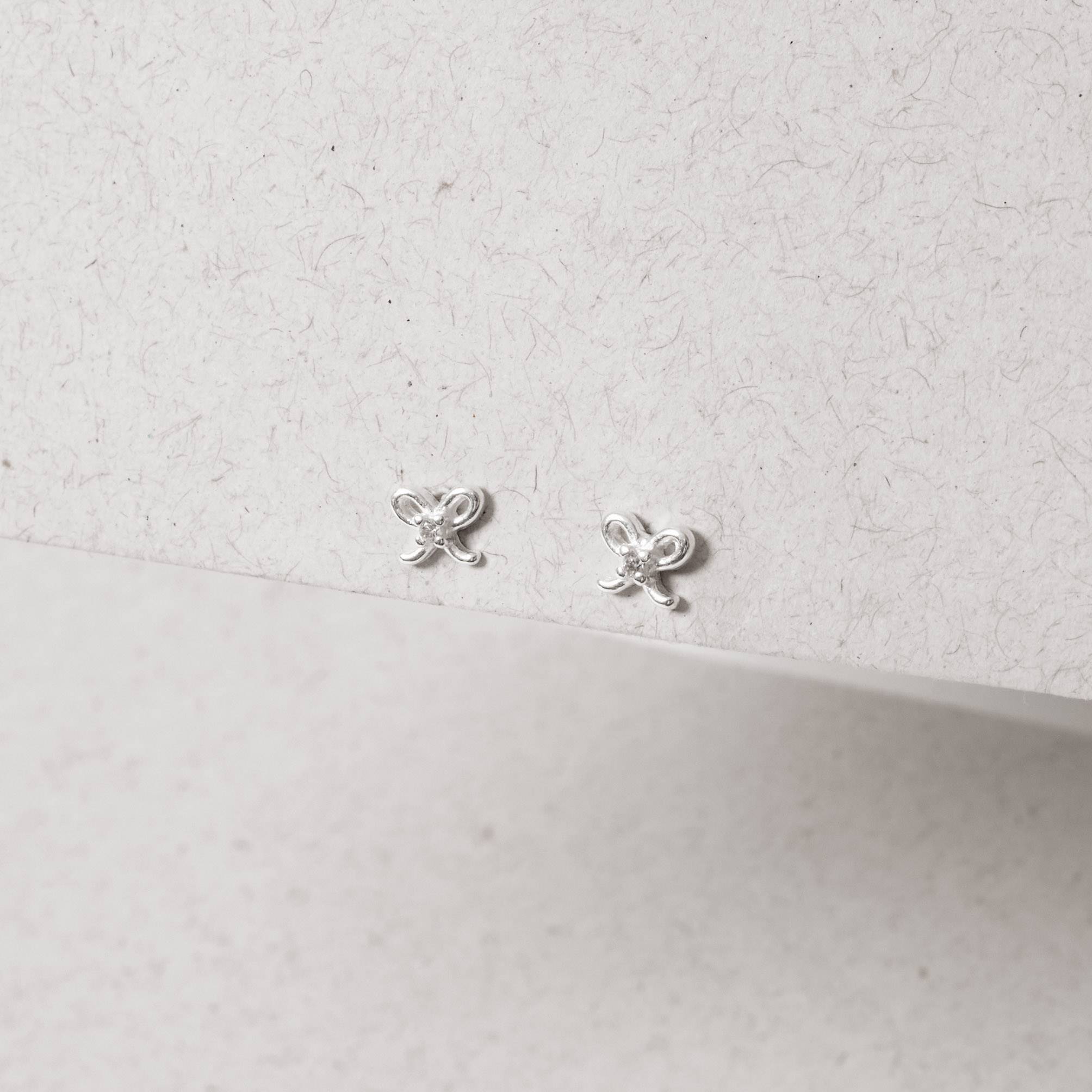 Imagem Secundária Brinco infantil laço com zircônia 6mm tarraxa baby