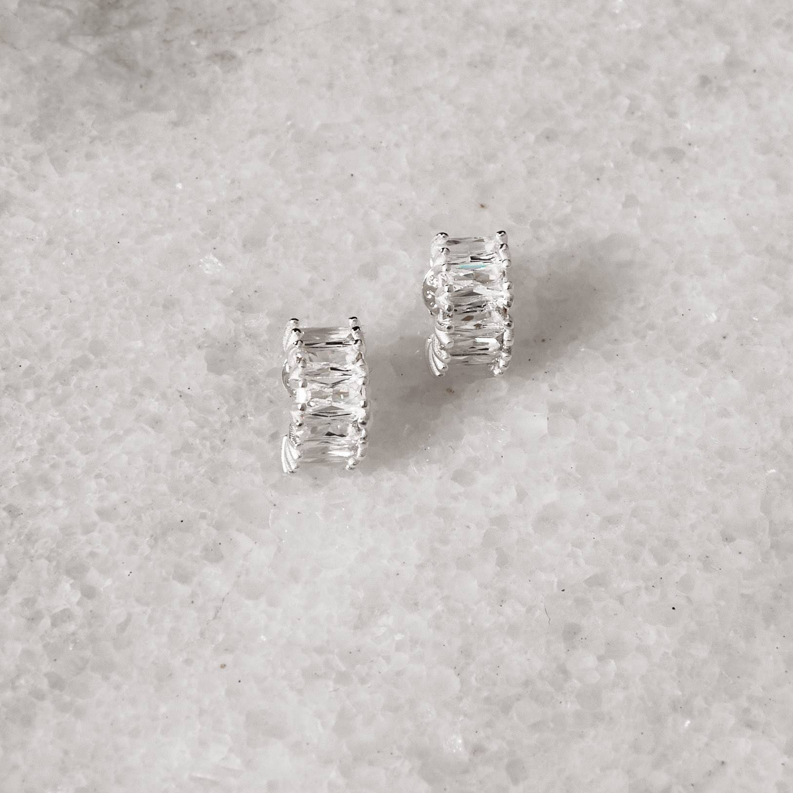 Imagem Brinco meia argola cravejada 12mm tarraxa