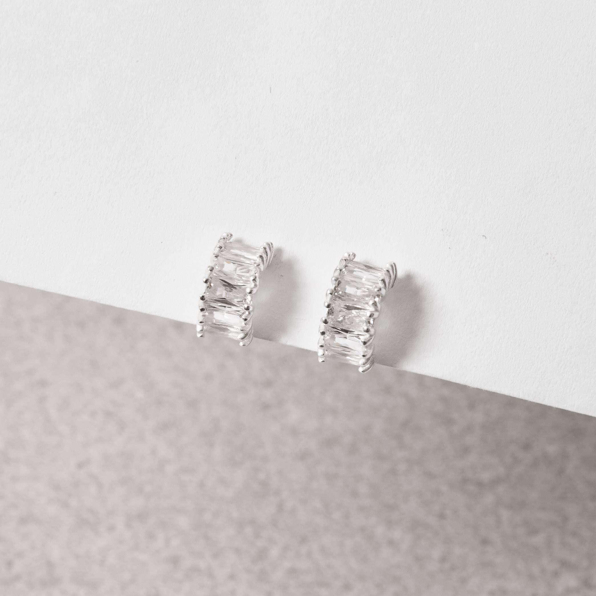 Imagem Secundária Brinco meia argola cravejada 12mm tarraxa