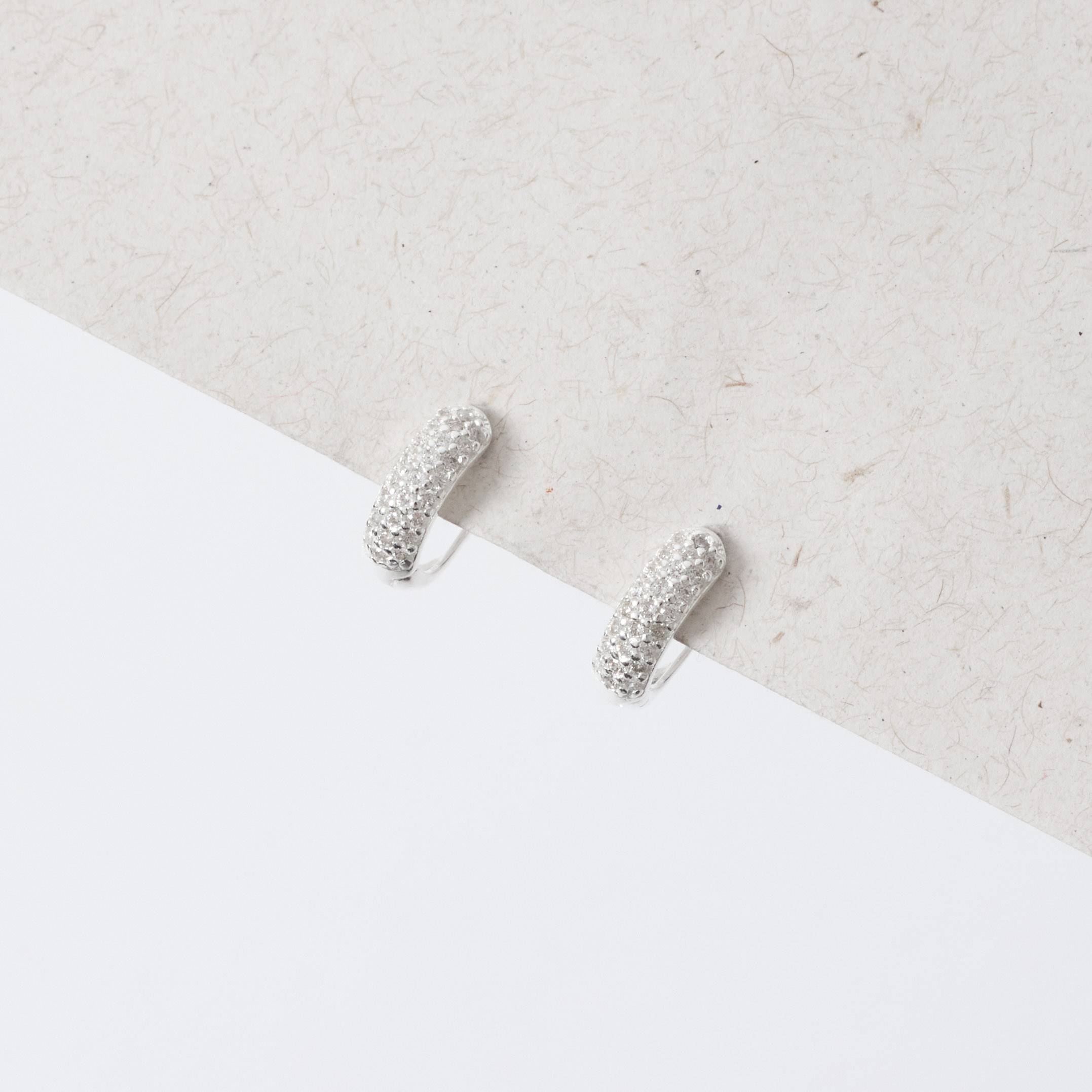 Argola click 11mm cravejada detalhe geométrico