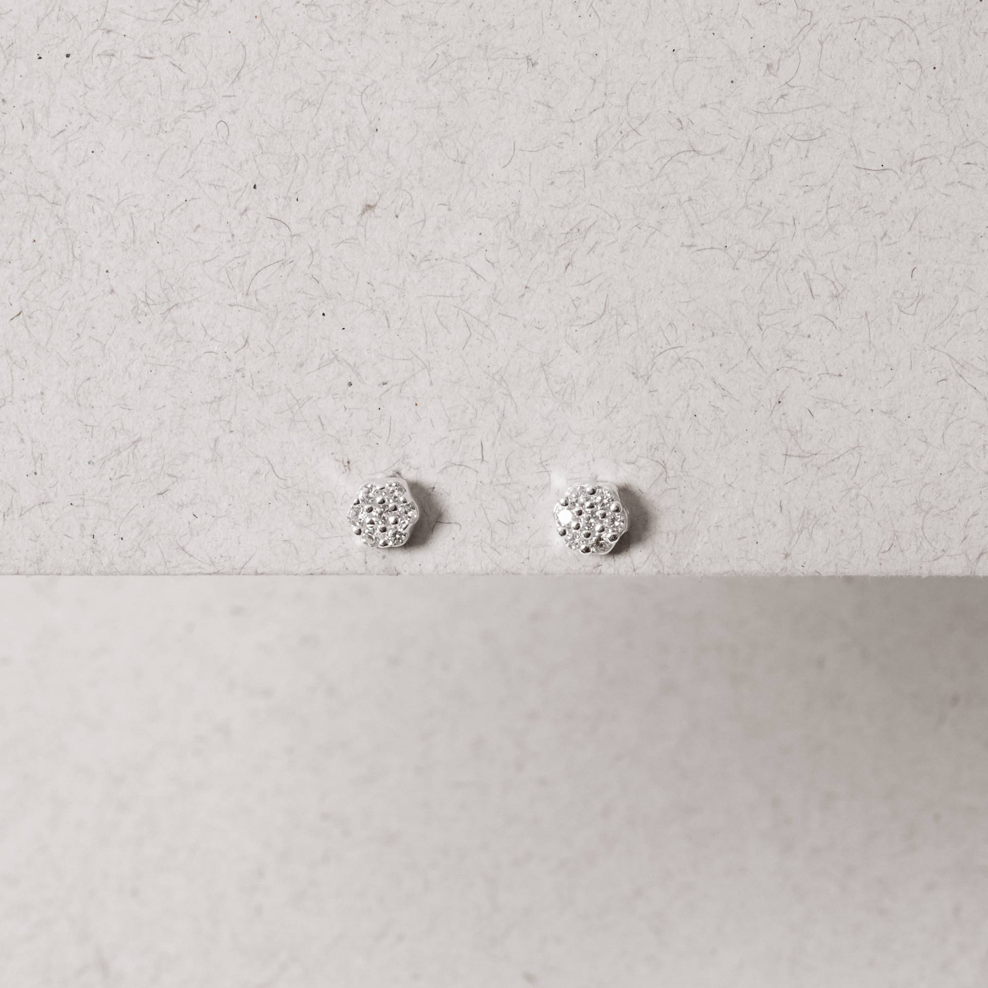 Imagem Brinco infantil flor cravejada cristal 5mm tarraxa baby