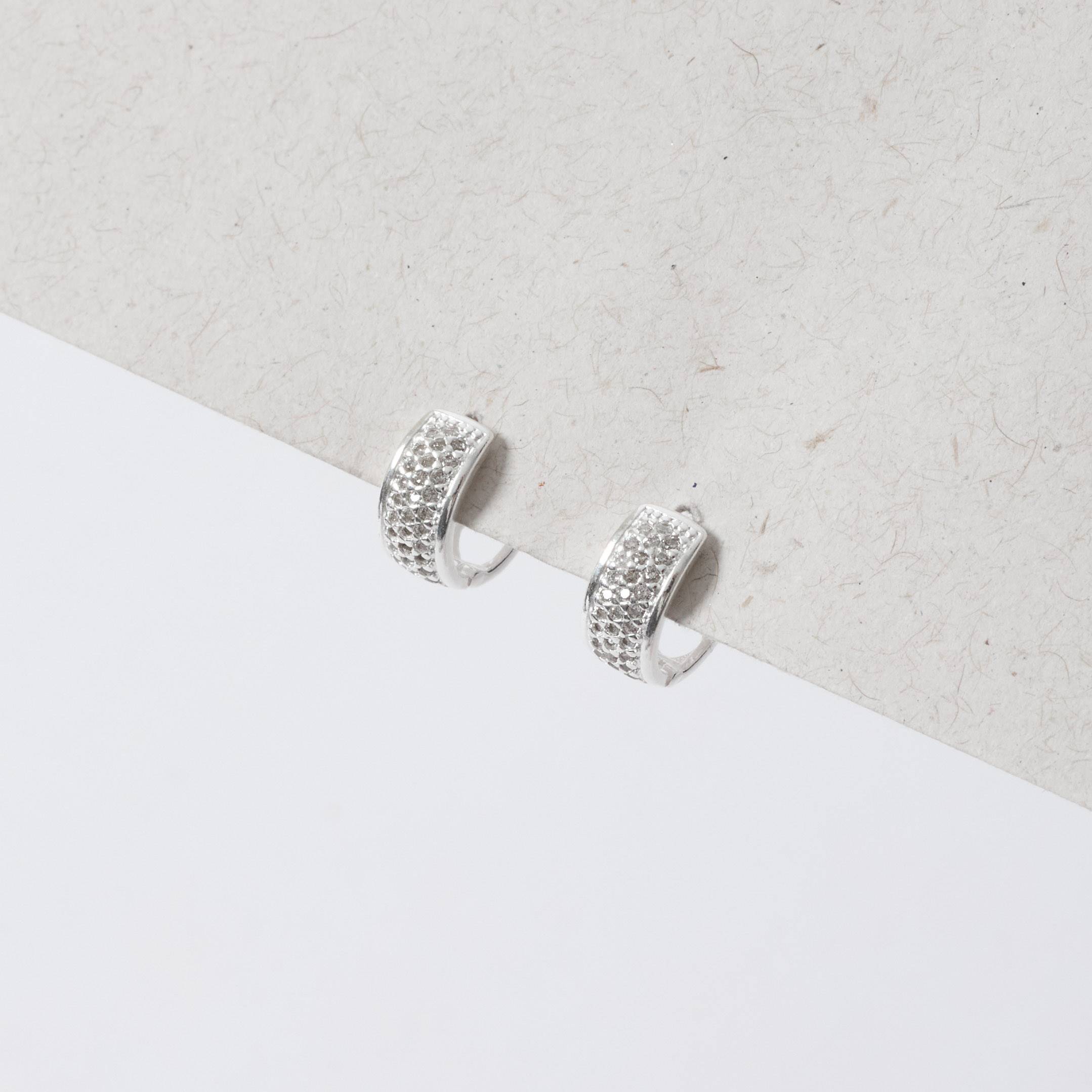 Imagem Argola click larga cravejada 11mm detalhe geométrico vazado