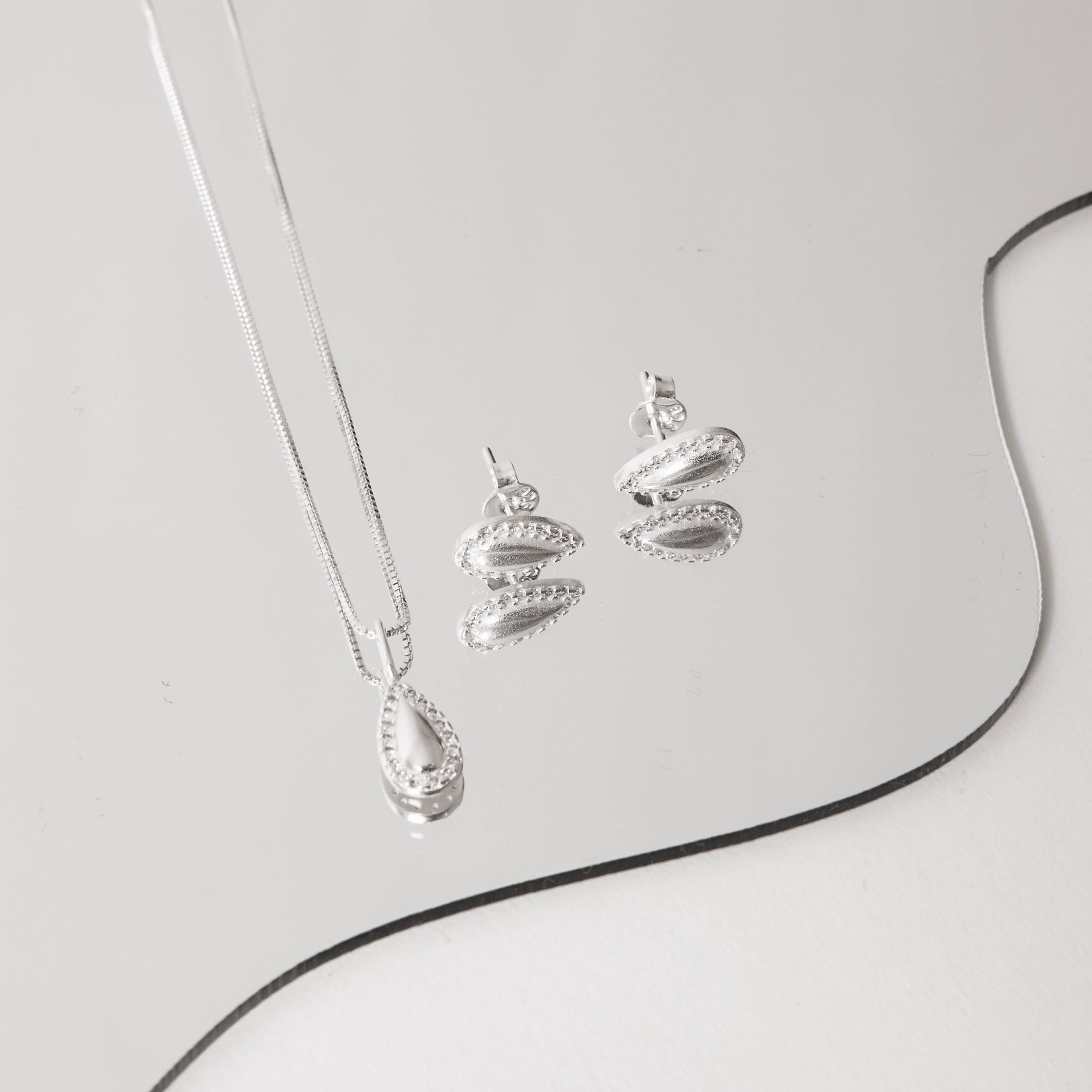 Conjunto brinco e colar gota com borda cravejada 11mm 45cm