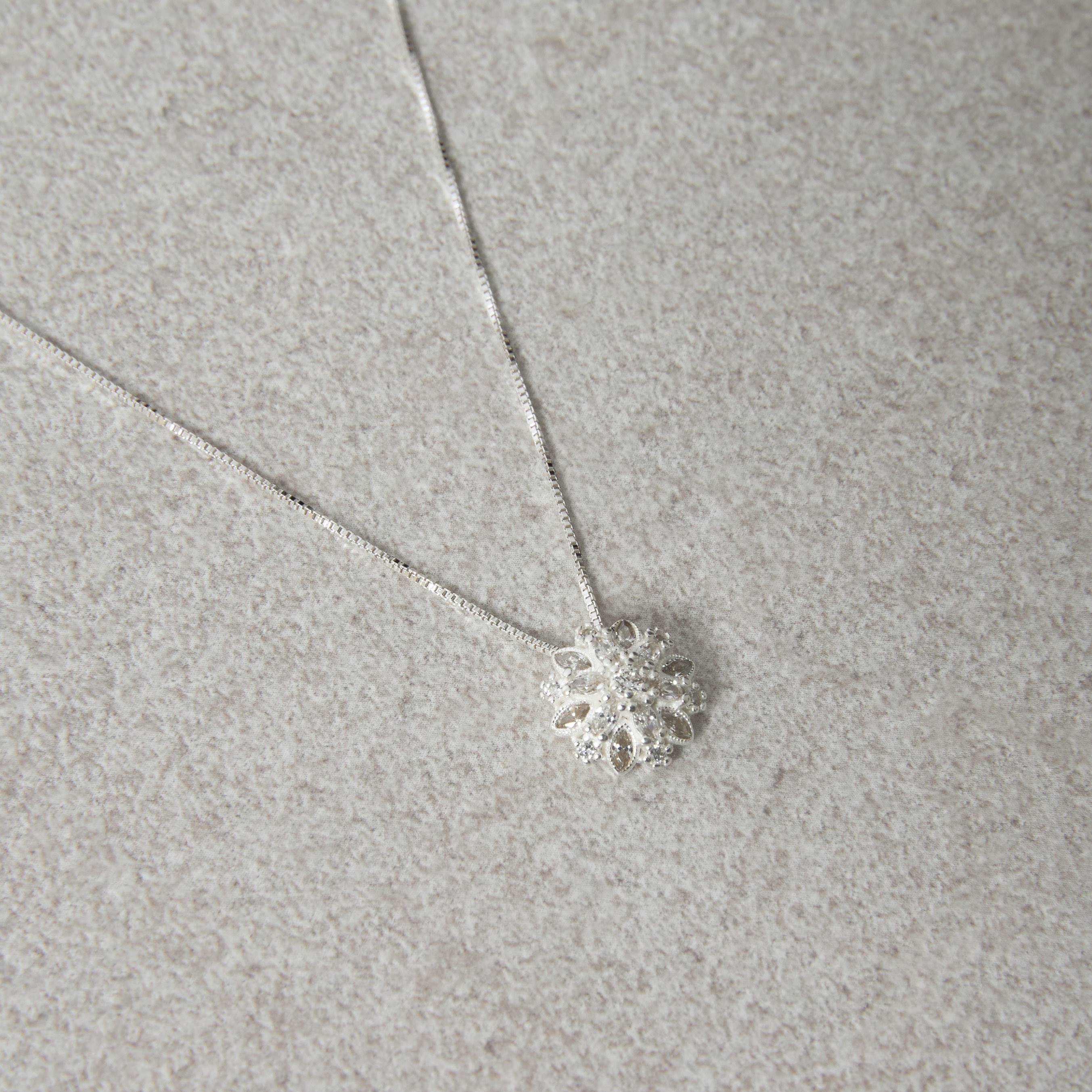 Imagem Secundária Colar flor cravejada 15mm 45cm