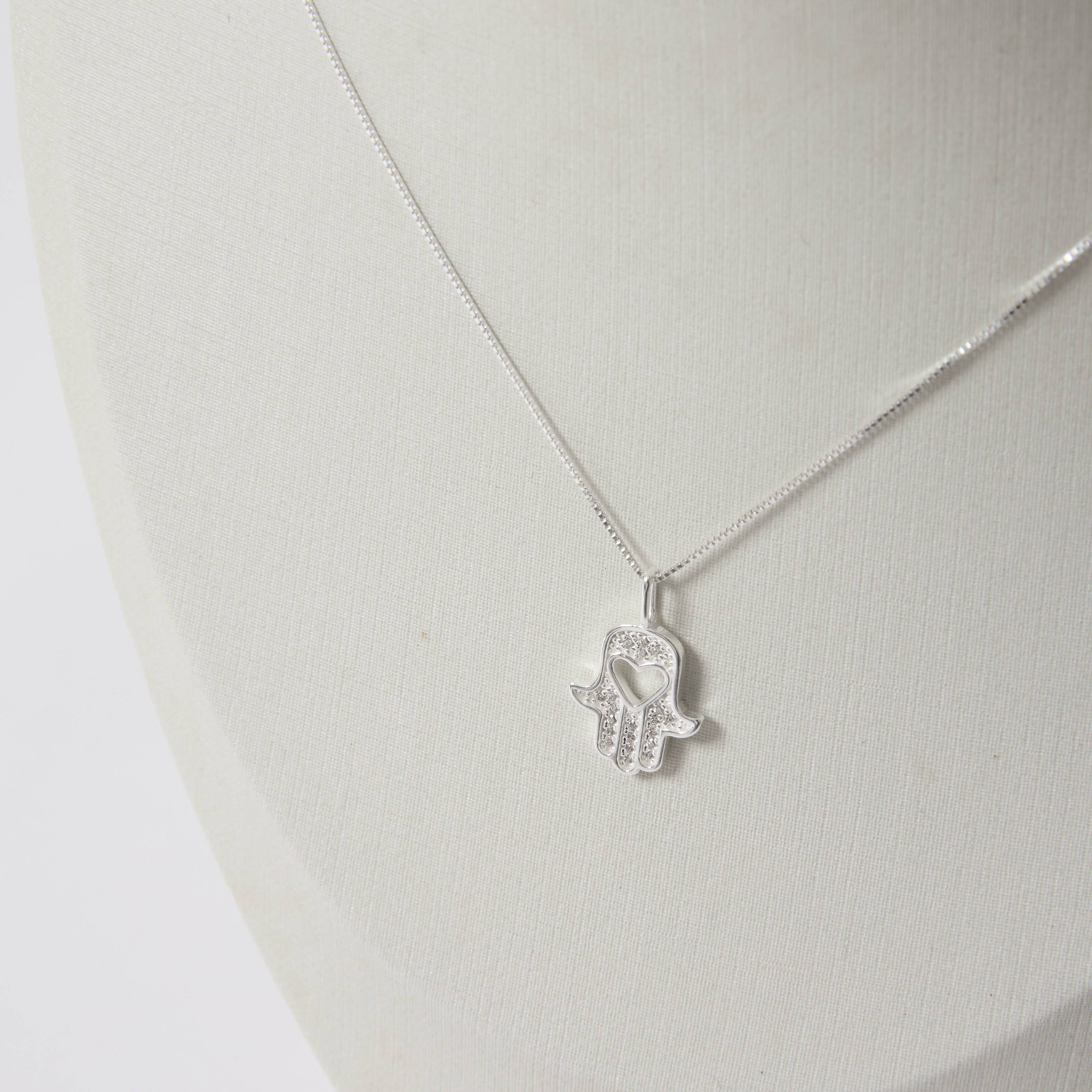 Imagem Colar pingente mão cravejada com coração vazado 15mm 45cm