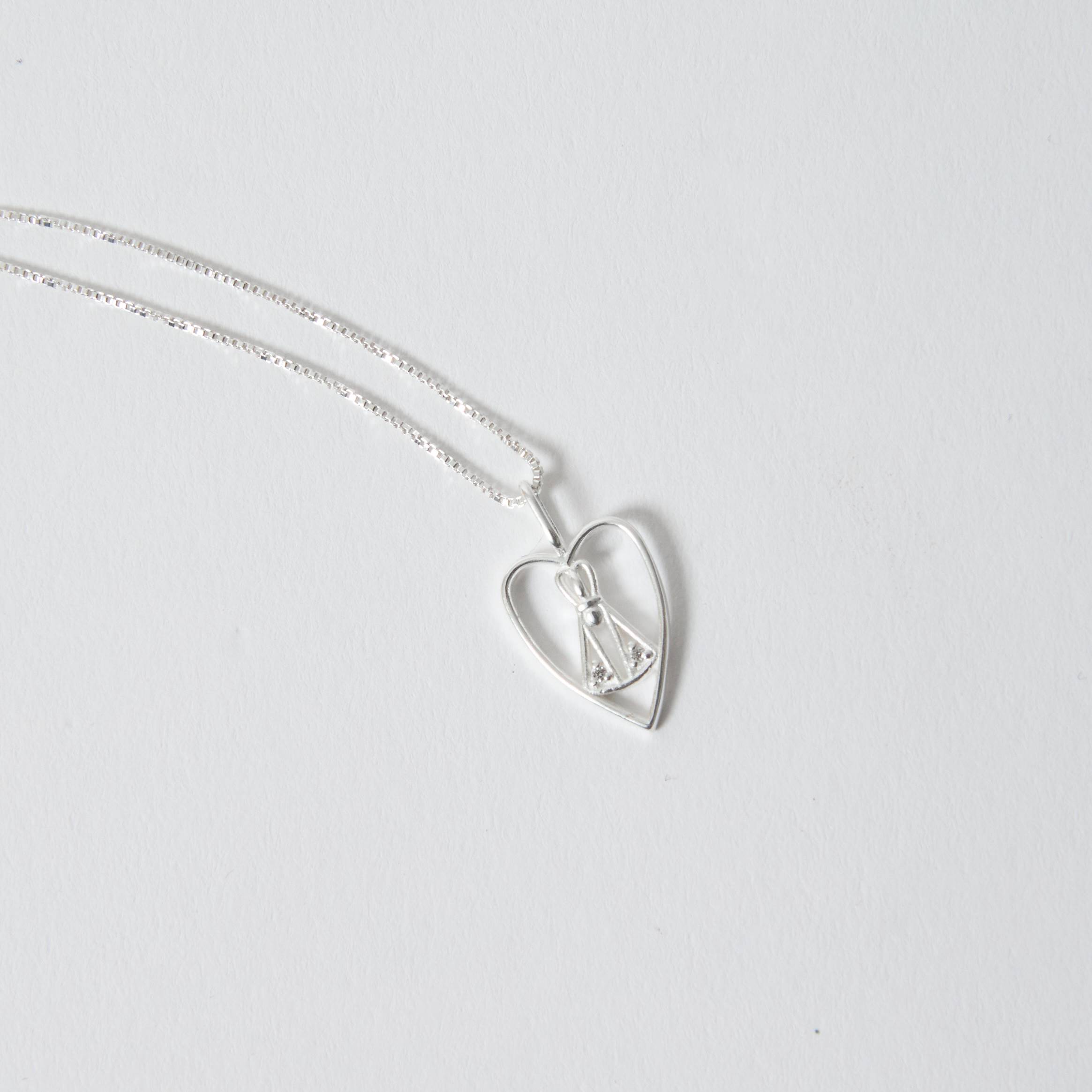 Imagem Secundária Colar pingente coração vazado Nsa. Sra. Aparecida com zircônias 15mm 45cm