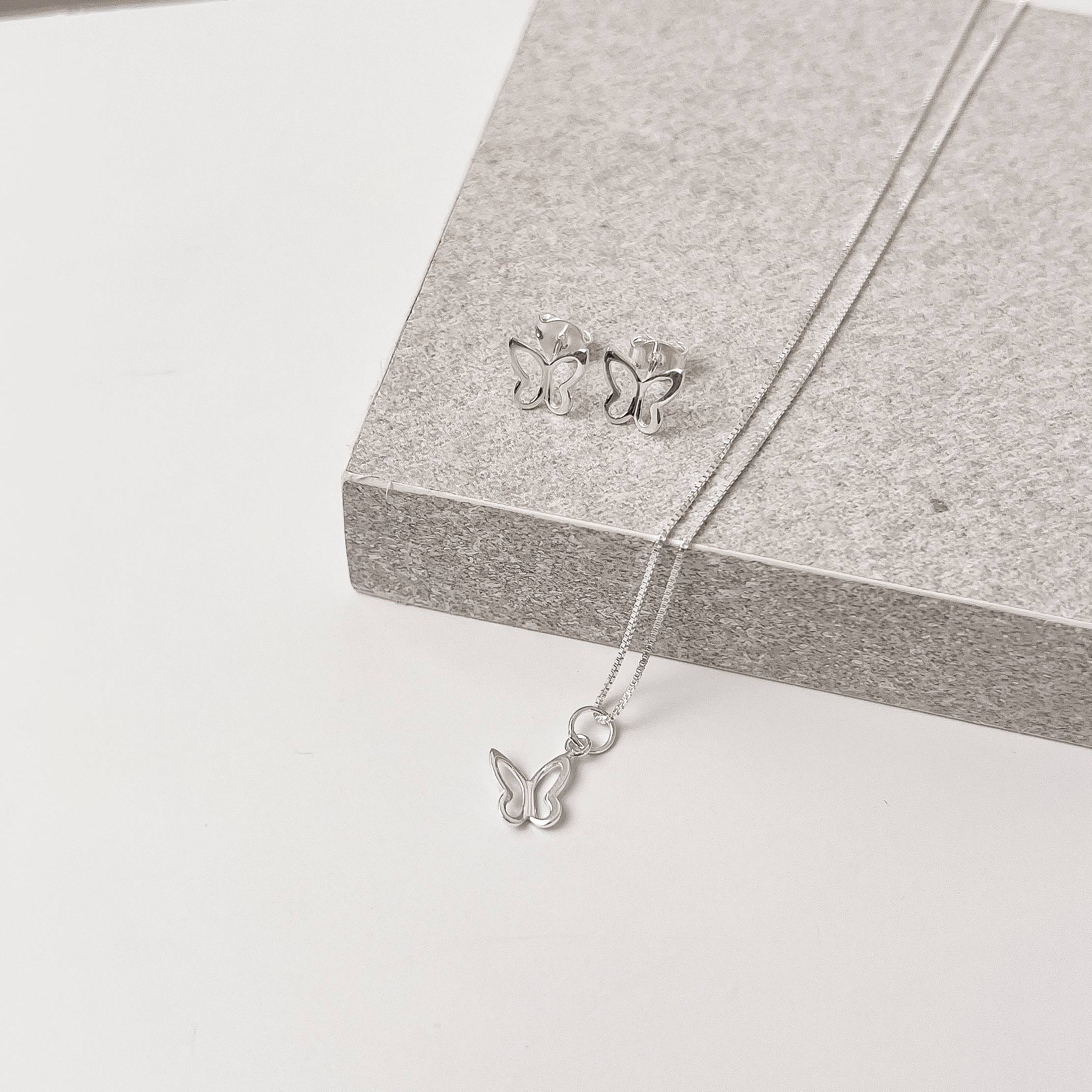 Conjunto brinco e colar borboleta vazada 8mm 40cm