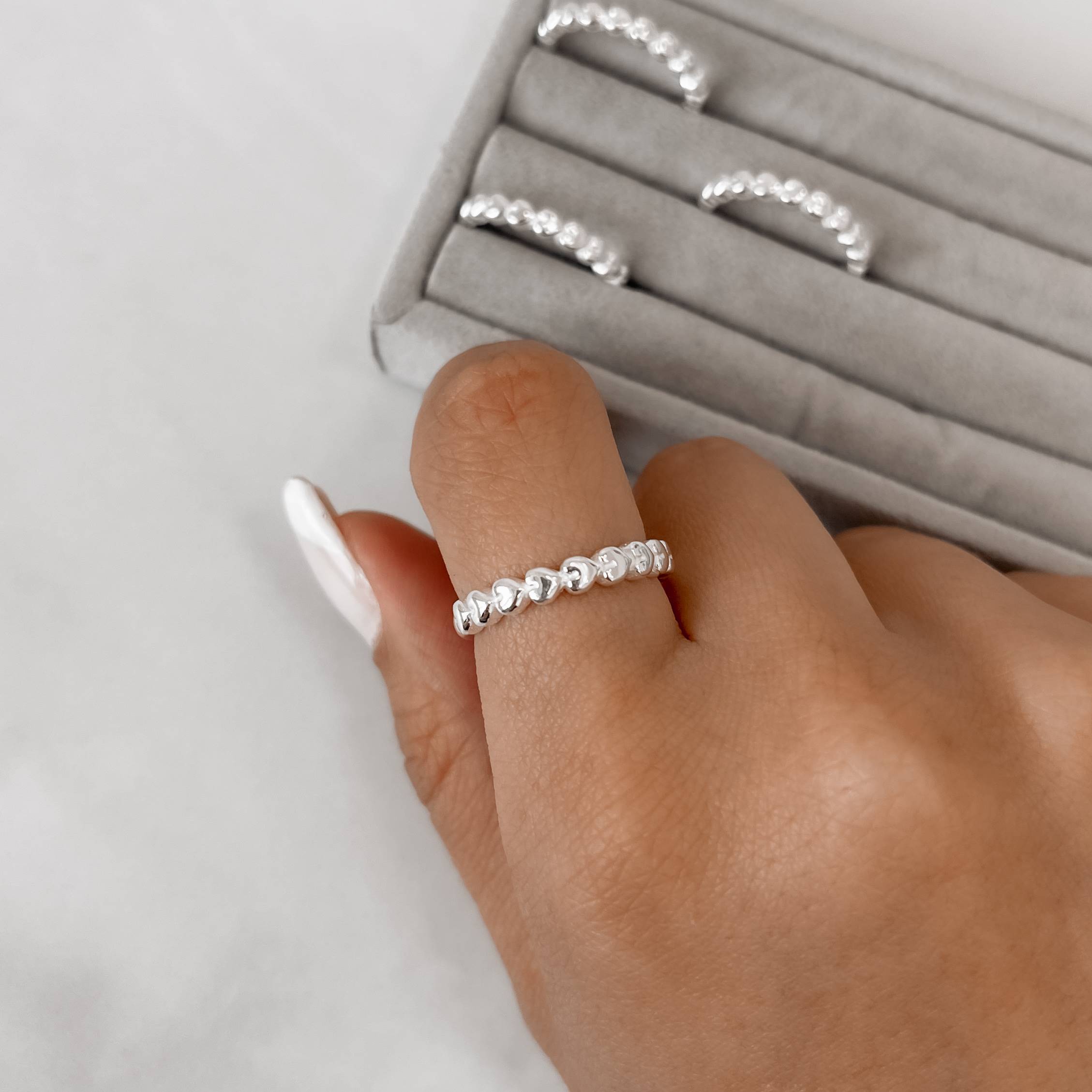 Imagem Secundária Anel corações de lado