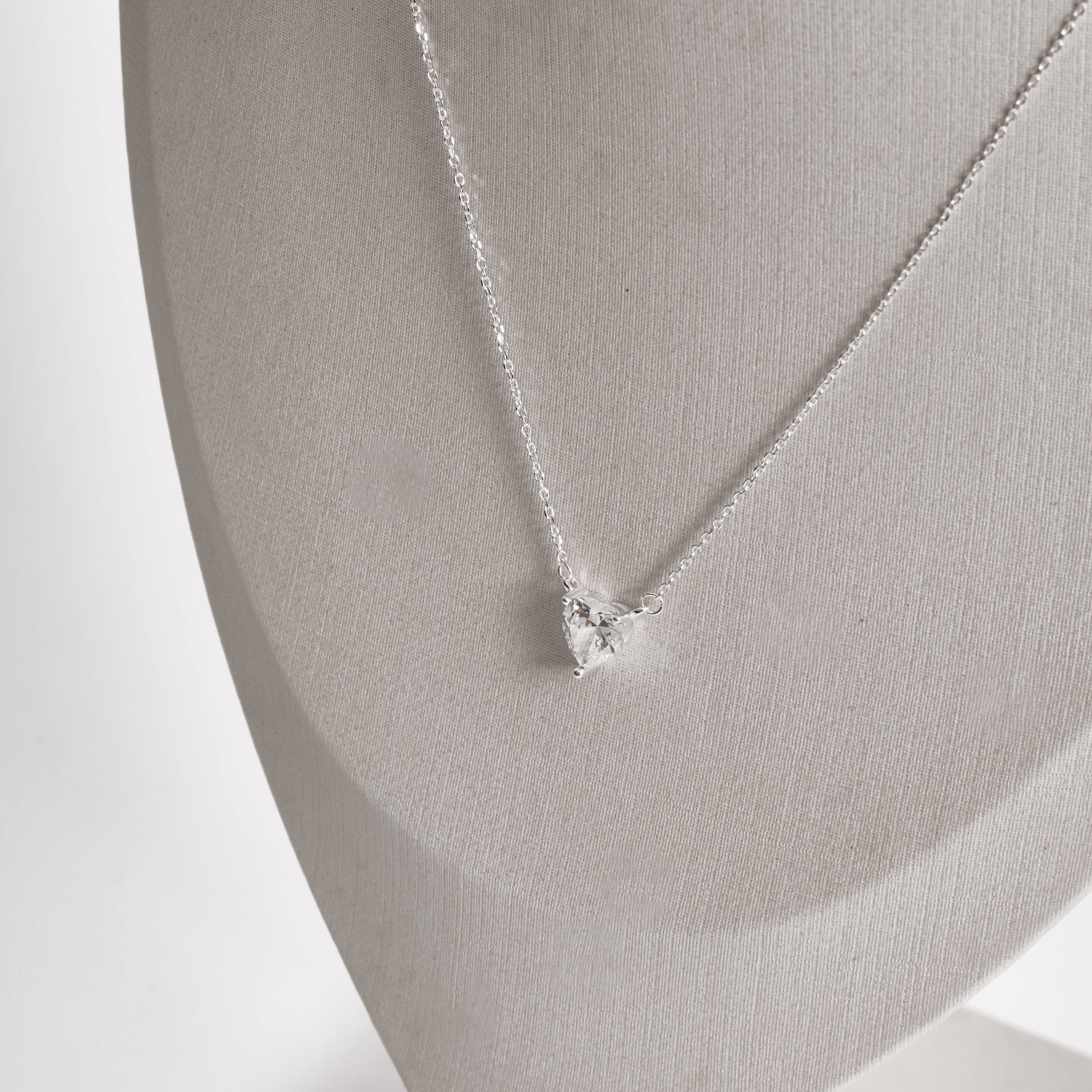 Imagem Secundária Colar entremeio zircônia coração 8mm corrente cadeado 40+5cm