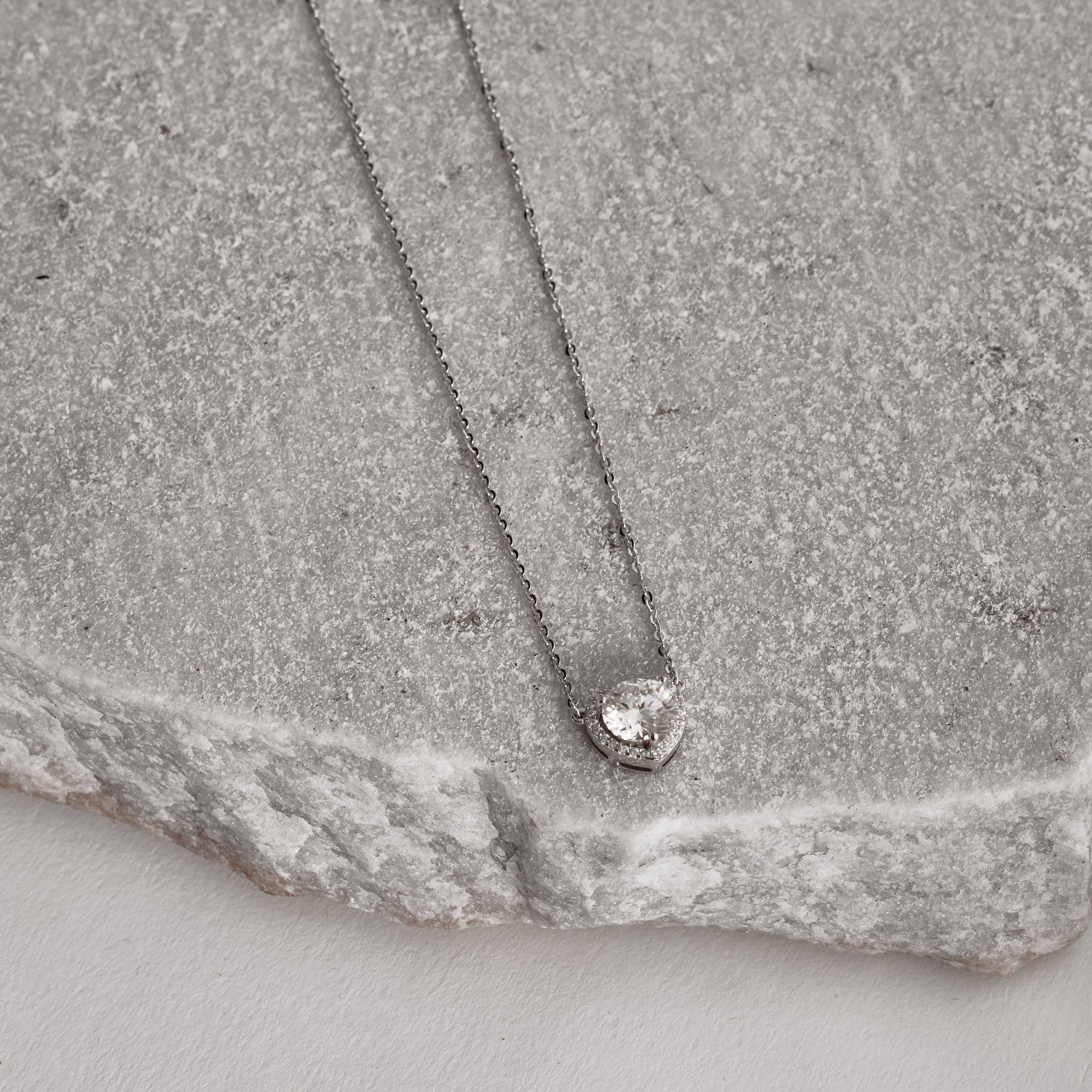Colar pingente coração cravejado com moissanite cristal 6.5mm corrente cadeadinho 45cm ródio