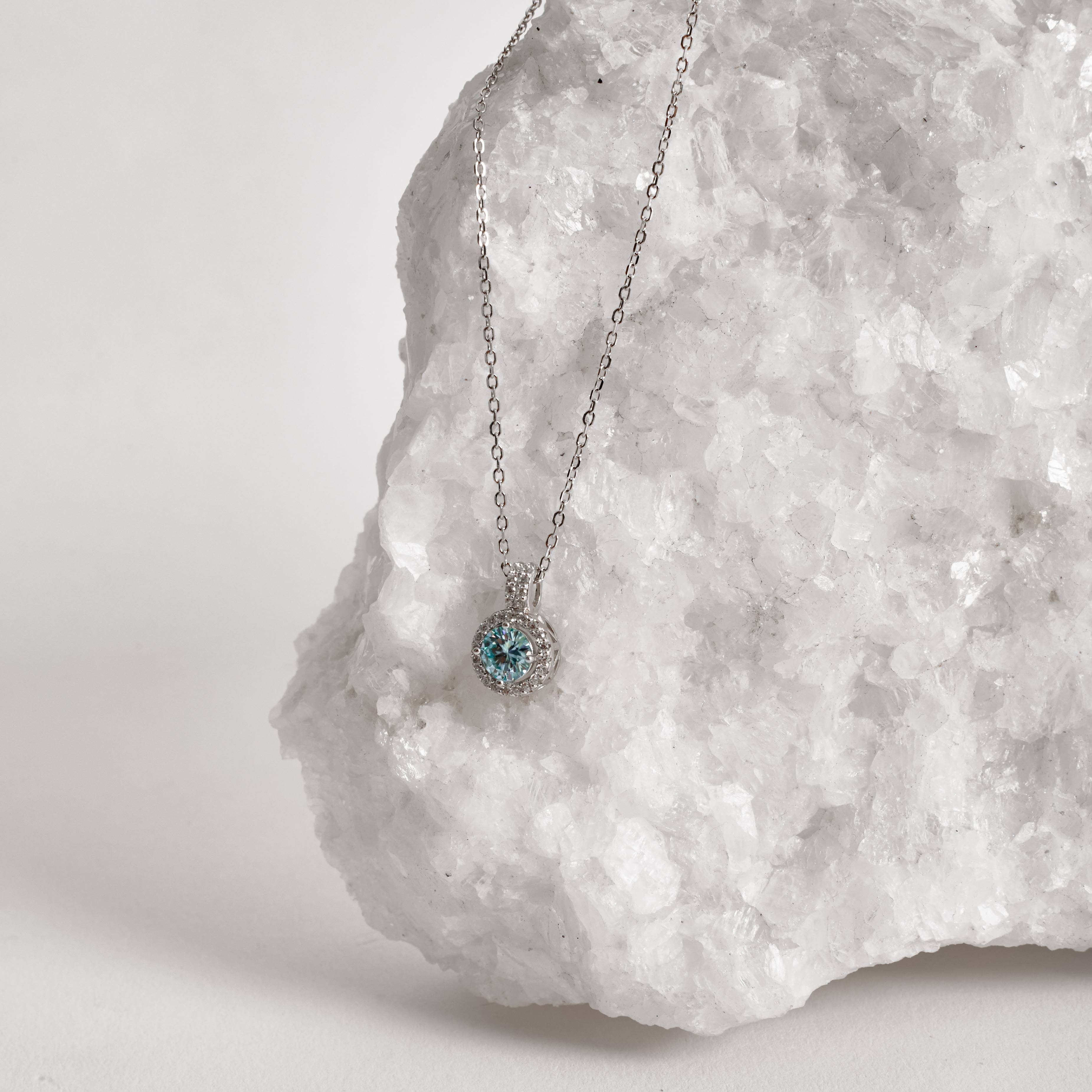 Imagem Colar pingente moissanite aquamarine 5mm com cravejado corrente cadeadinho 45cm ródio