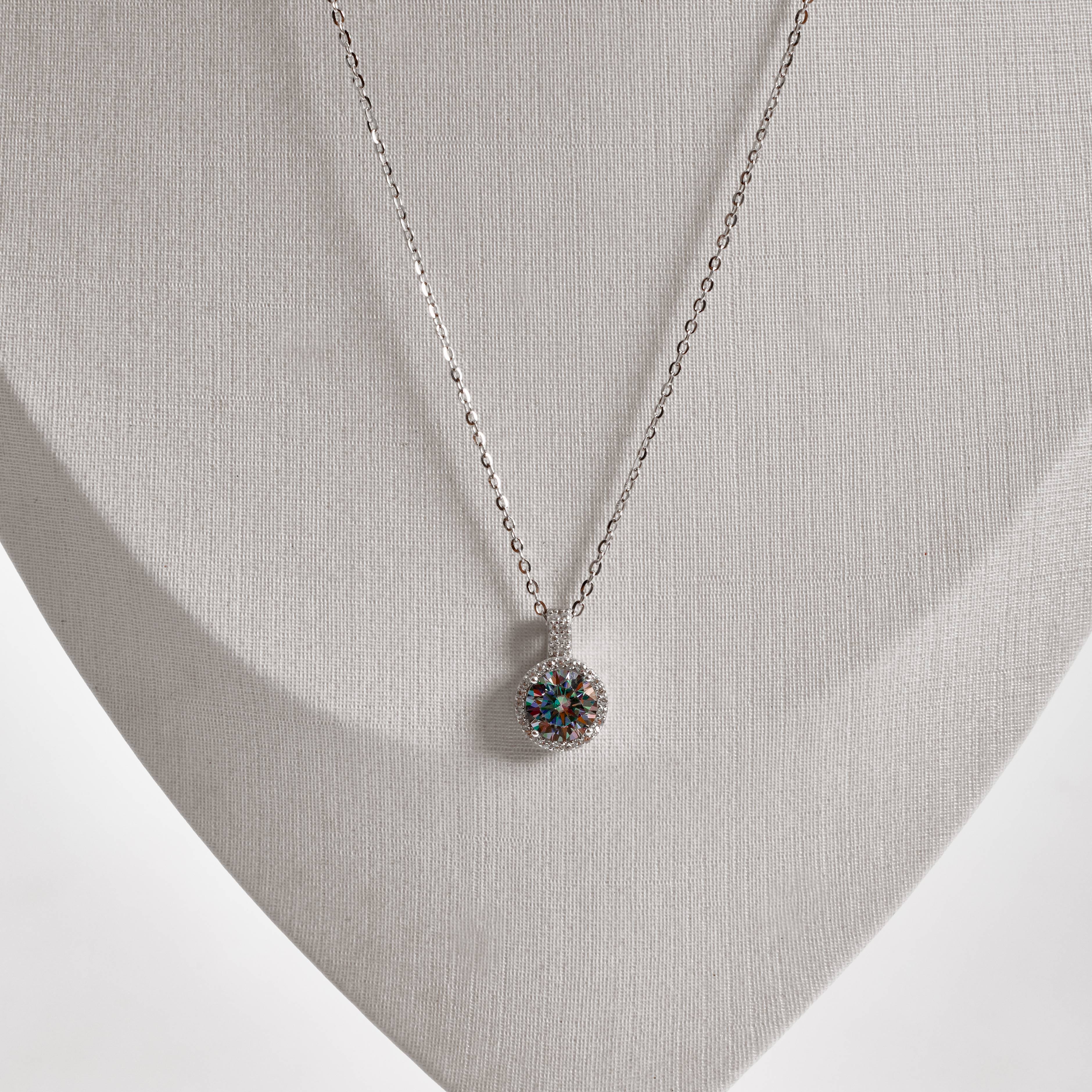 Imagem Secundária Colar pingente moissanite rainbow green 6.5mm com cravejado corrente cadeadinho 45cm ródio