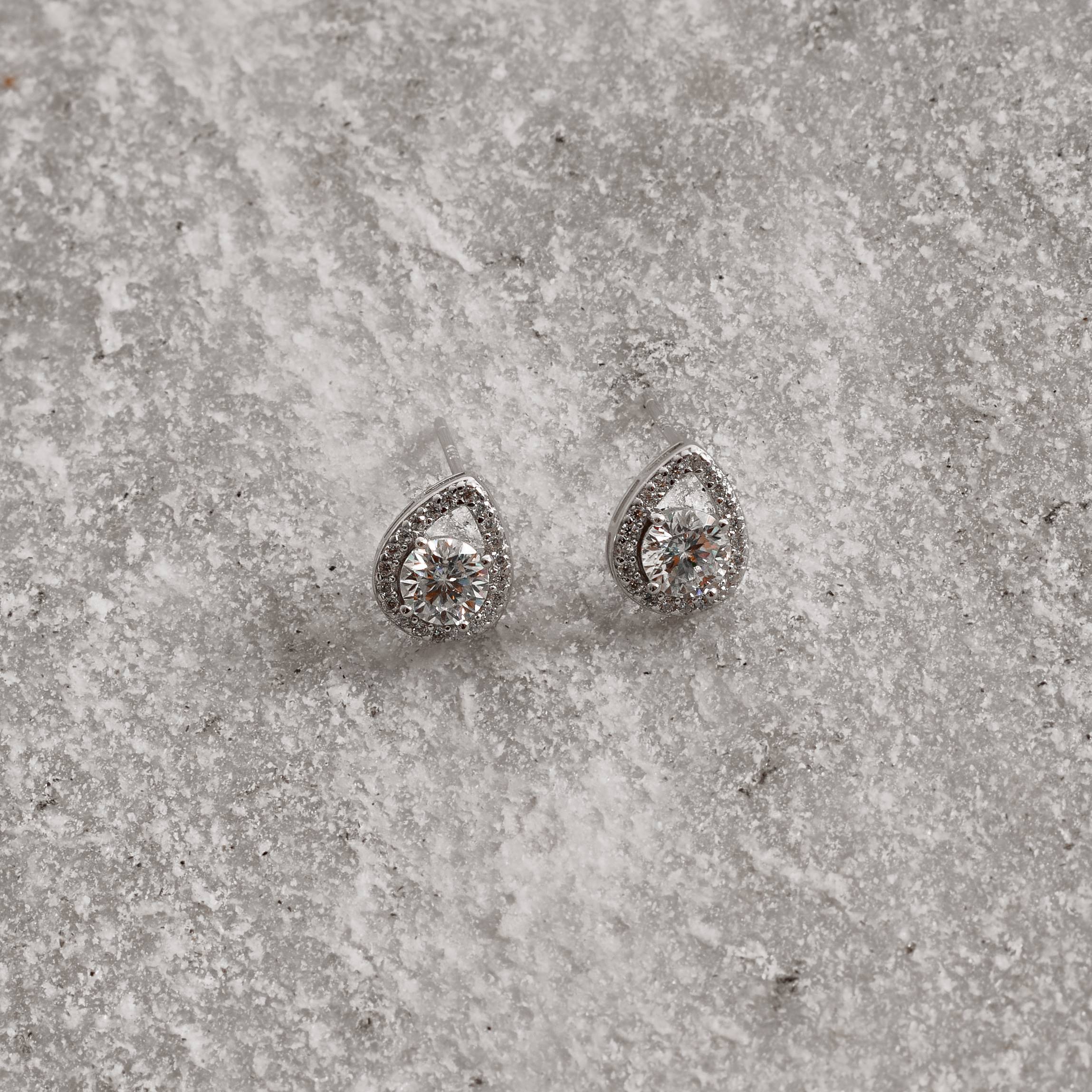 Brinco moissanite 5mm com gota vazada cravejada ródio