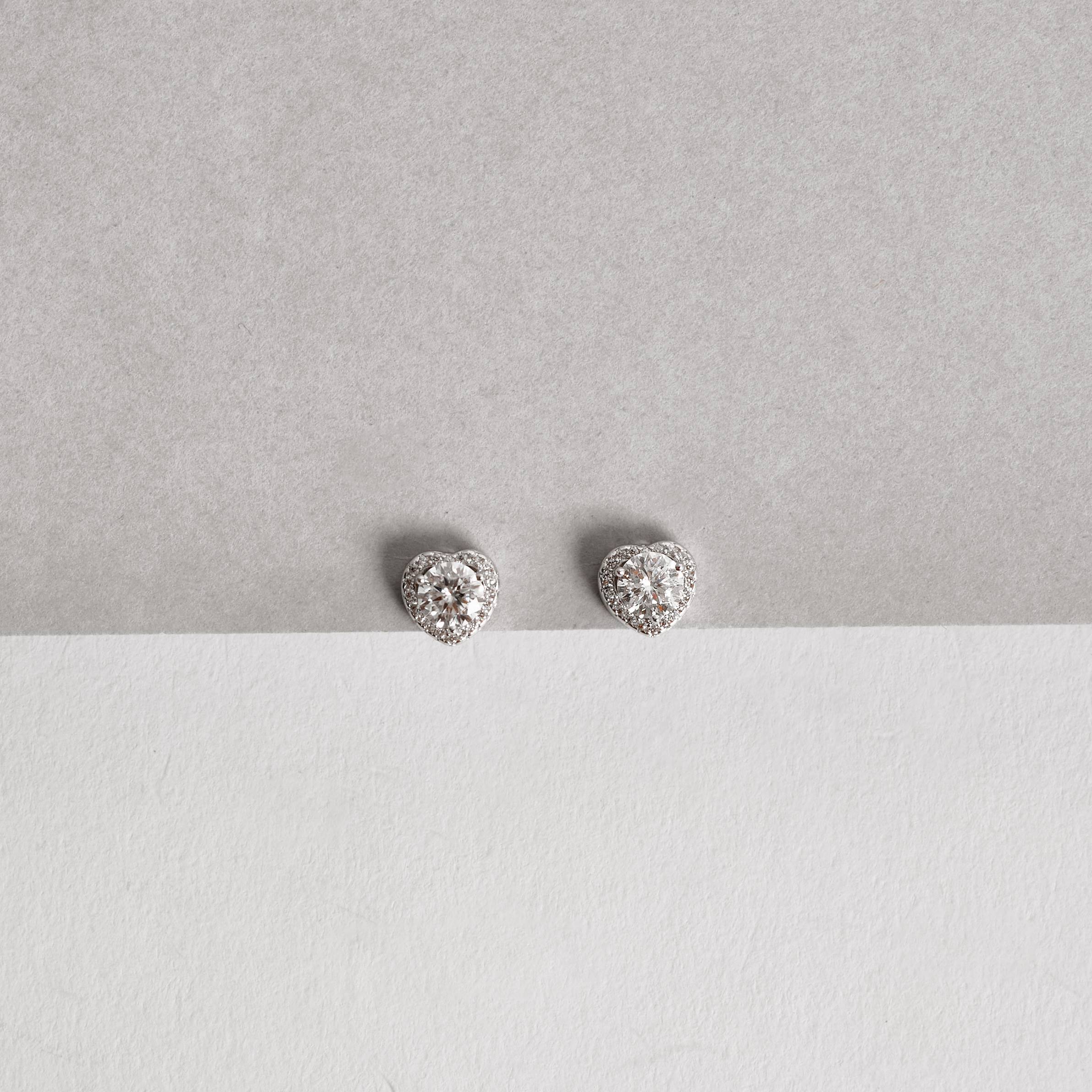 Imagem Secundária Brinco moissanite cristal 5mm com coração cravejado ródio