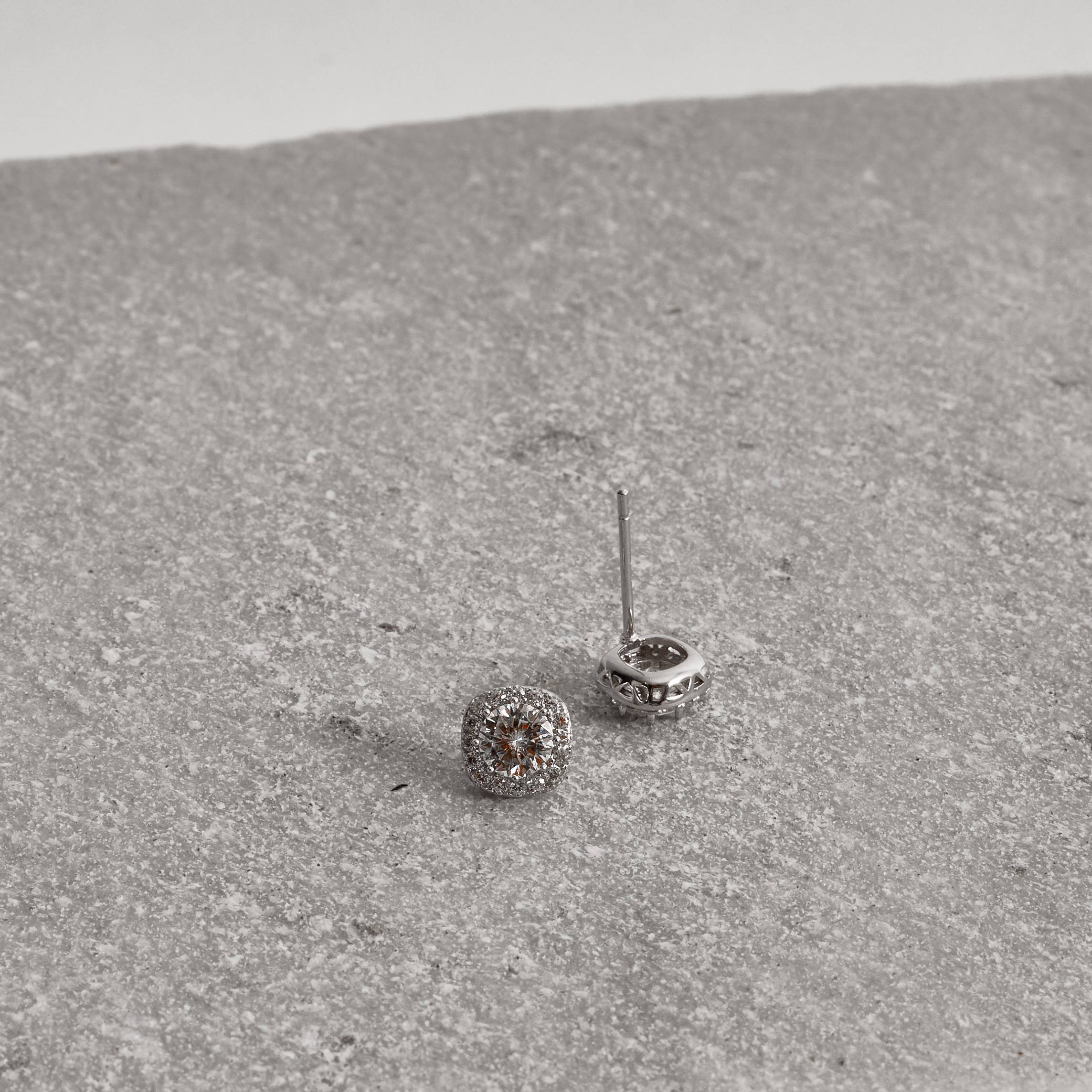 Brinco moissanite cristal 5mm com quadrado cravejado ródio