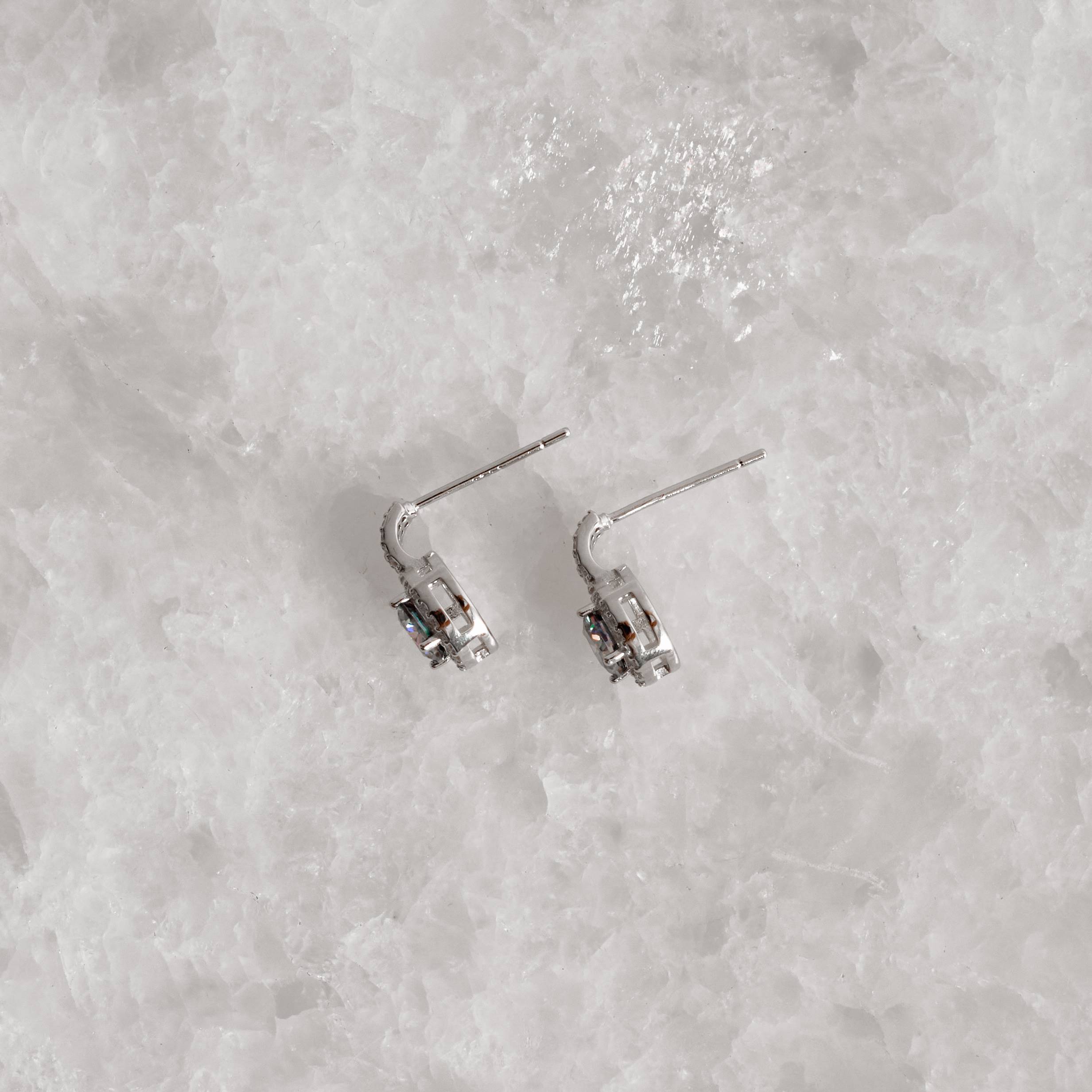 Imagem Secundária Brinco meia argola moissanite rainbow green 5mm com cravejado ródio