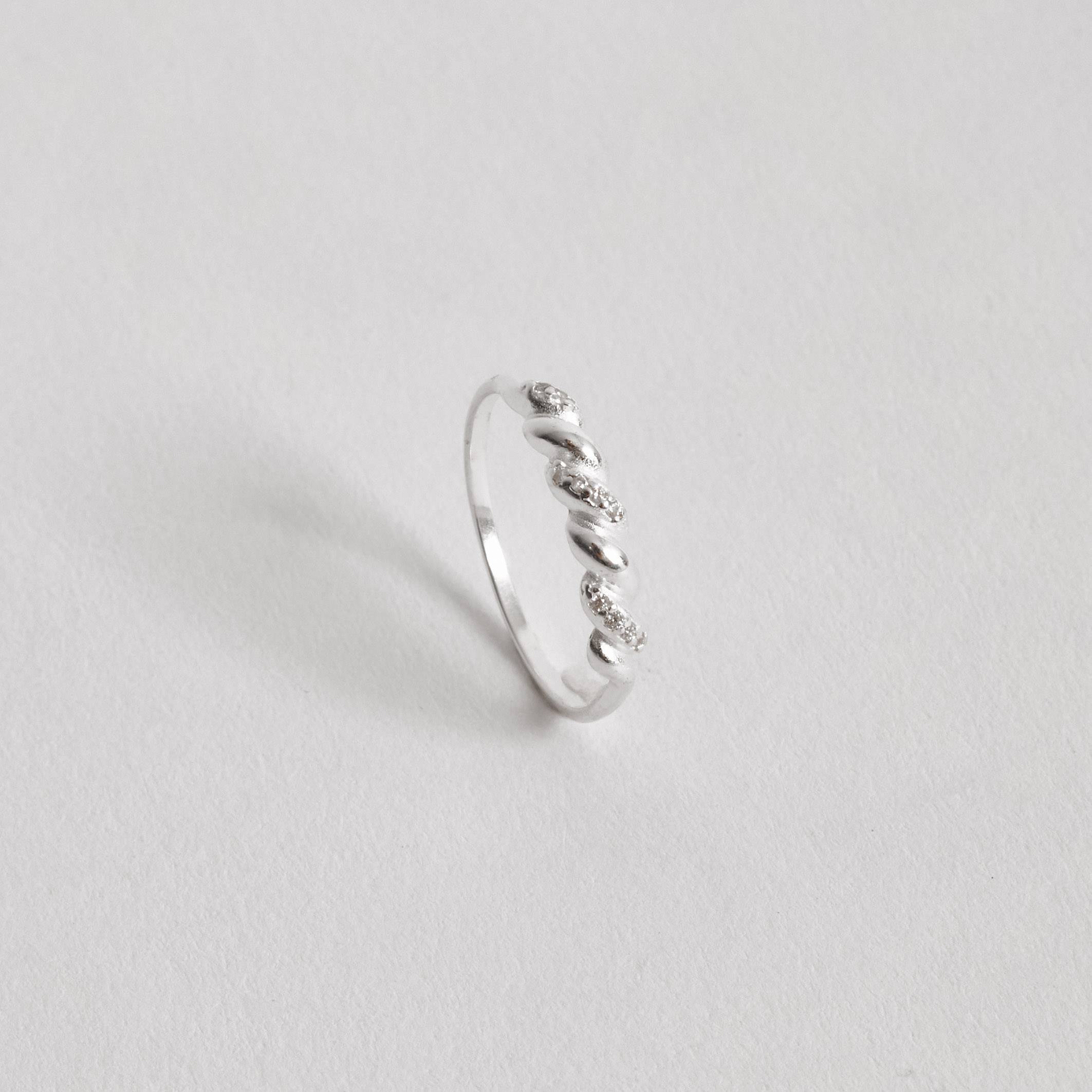 Imagem Anel torcido com zircônias 