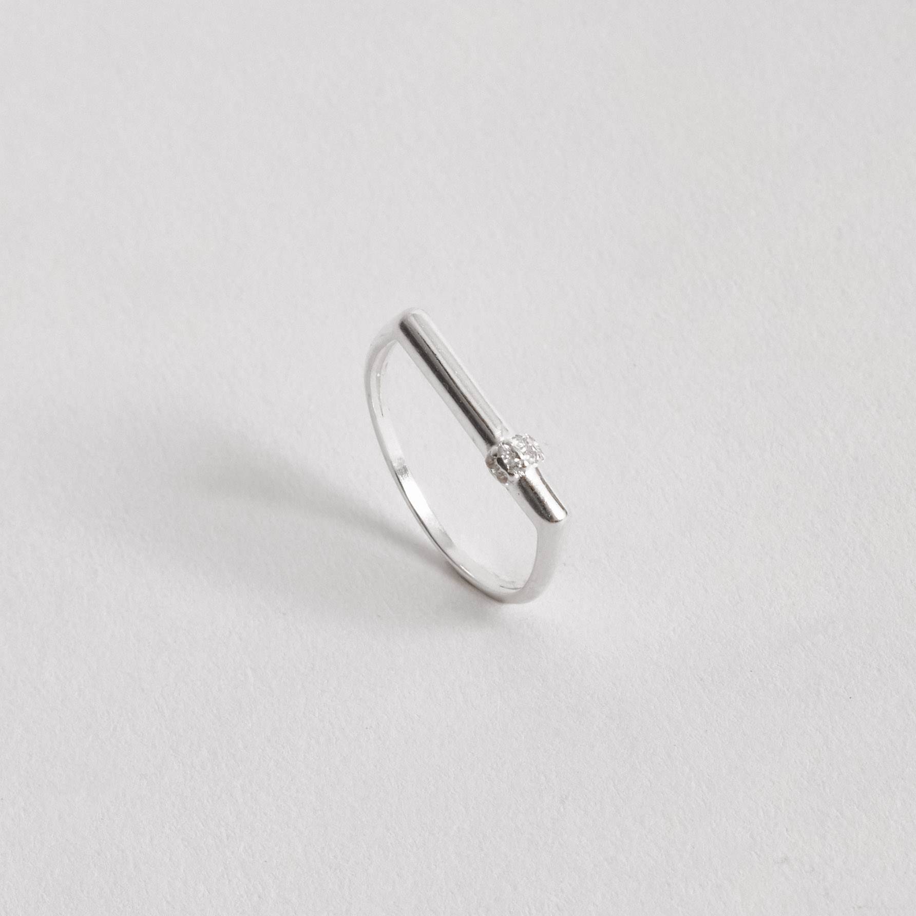 Imagem Secundária Anel reto com detalhe cravejado