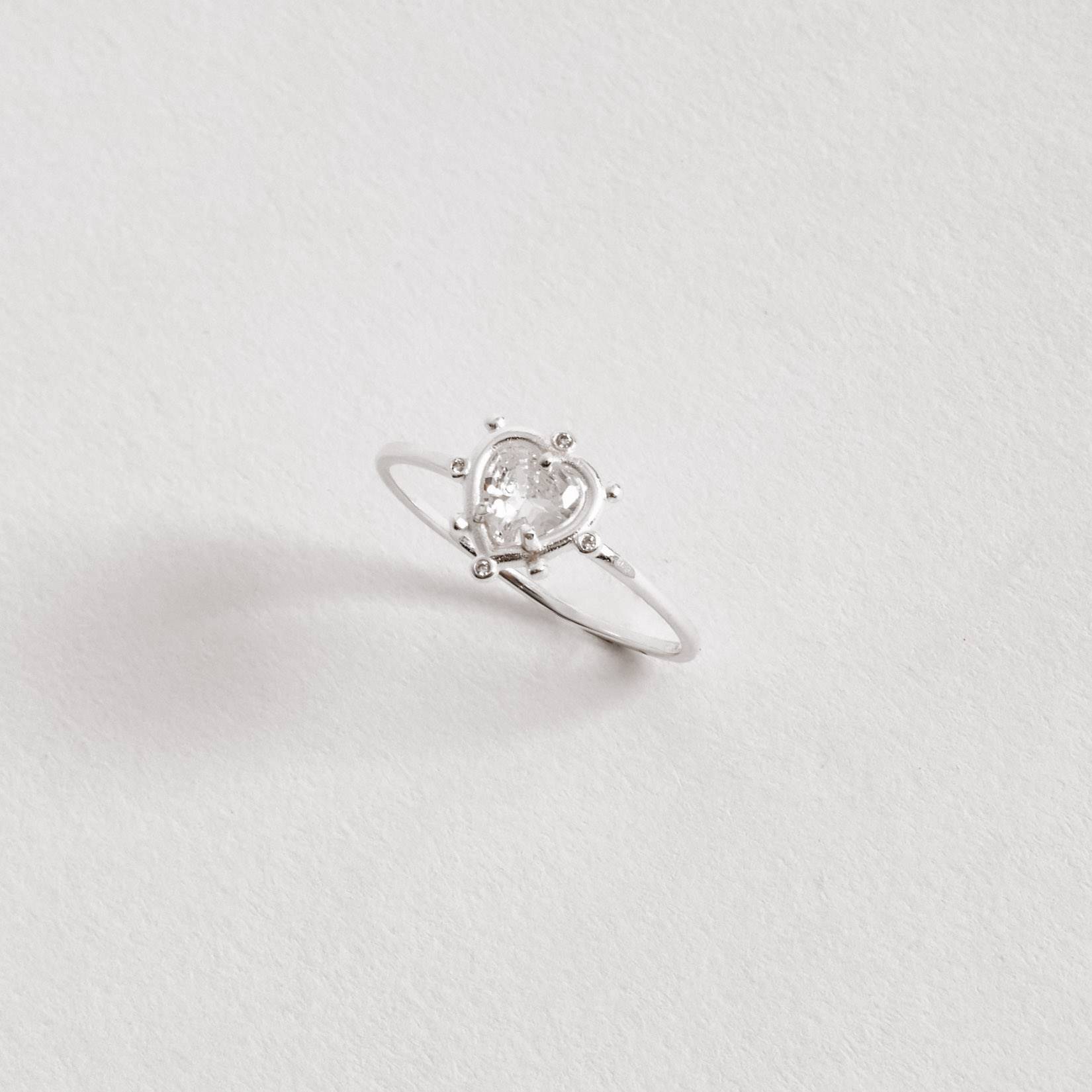 Imagem Anel fino zircônia coração trabalhado