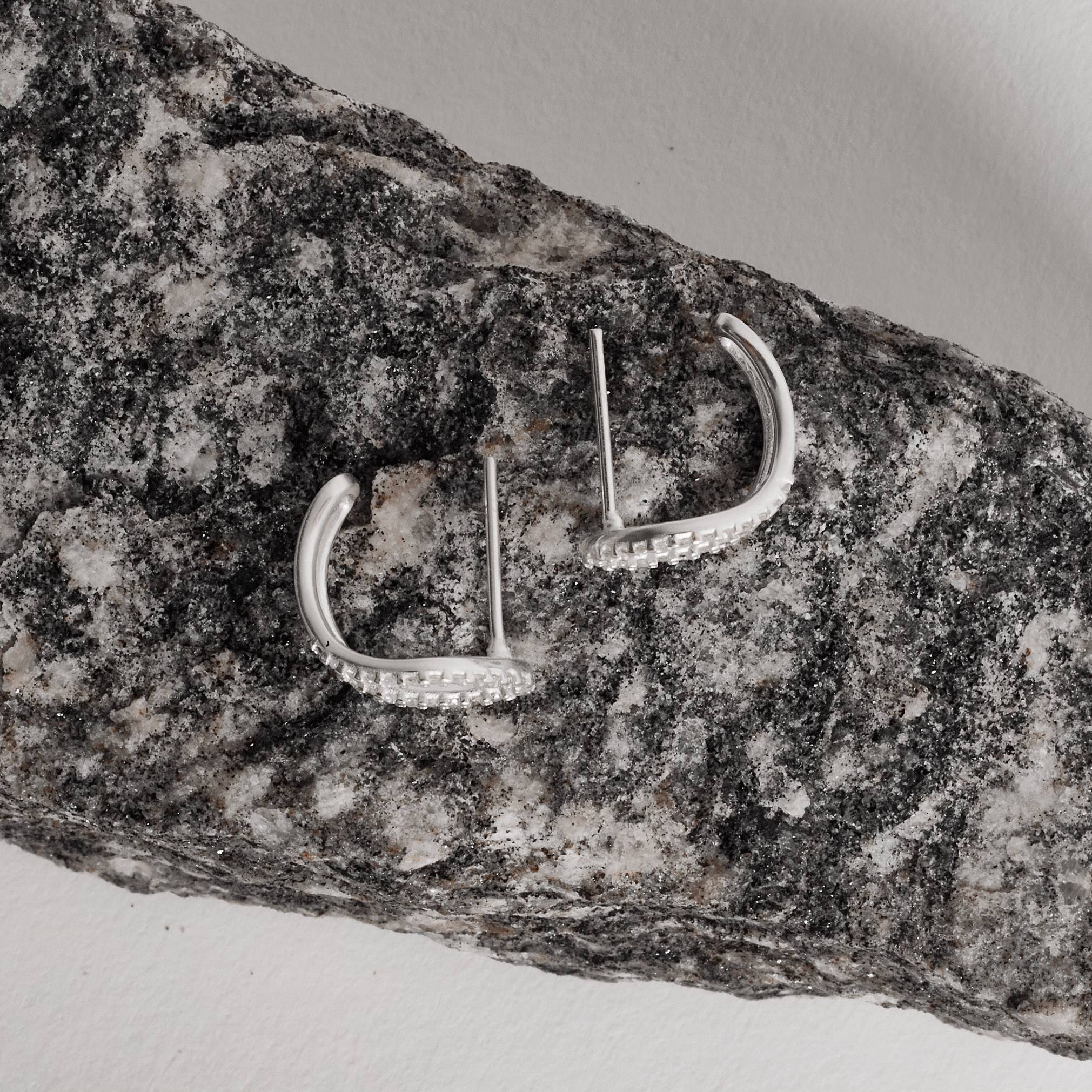 Imagem Secundária Brinco meia argola assimétrica vazada cravejada 13mm tarraxa