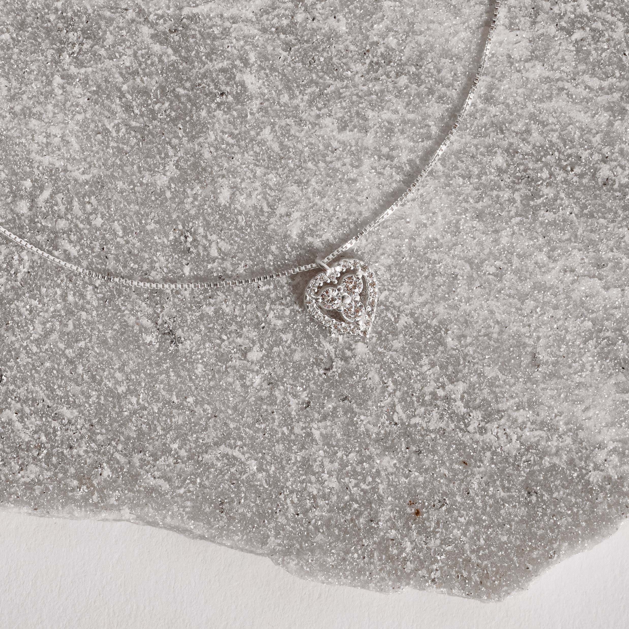 Imagem Secundária Colar pingente coração vazado com zircônias 10mm 45cm