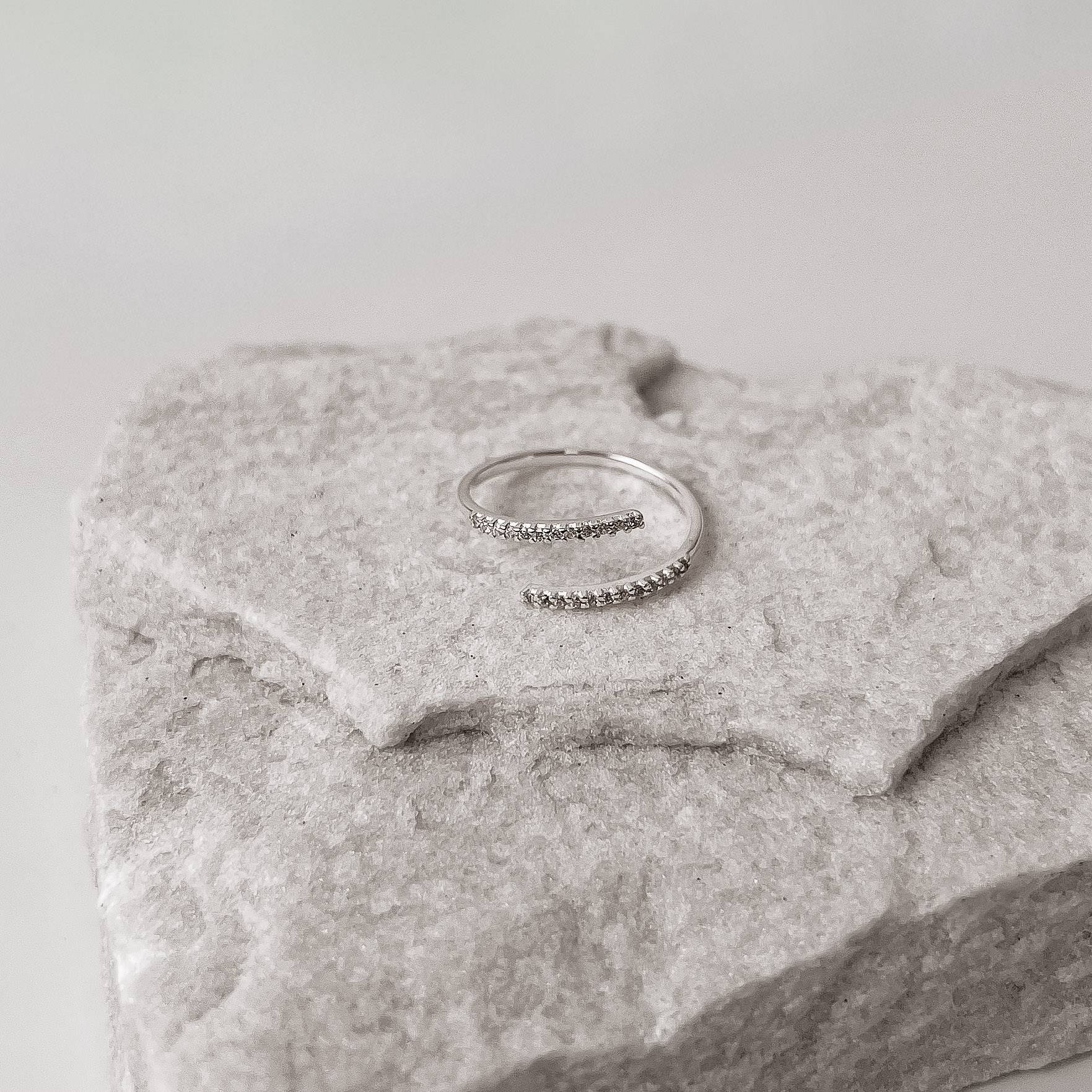 Anel fino 2 fios cravejados regulável P