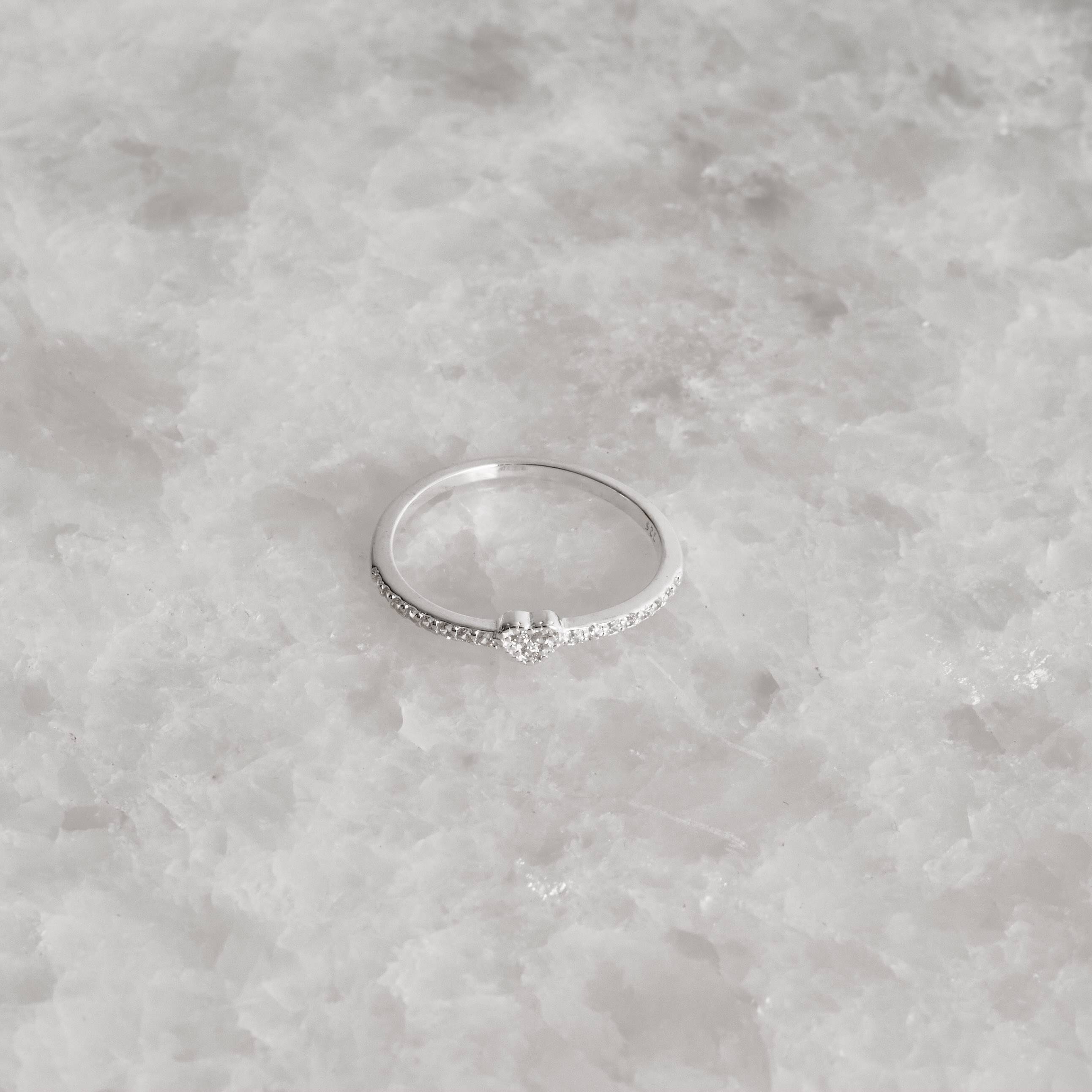 Imagem Secundária Anel meia aliança com coração cravejado