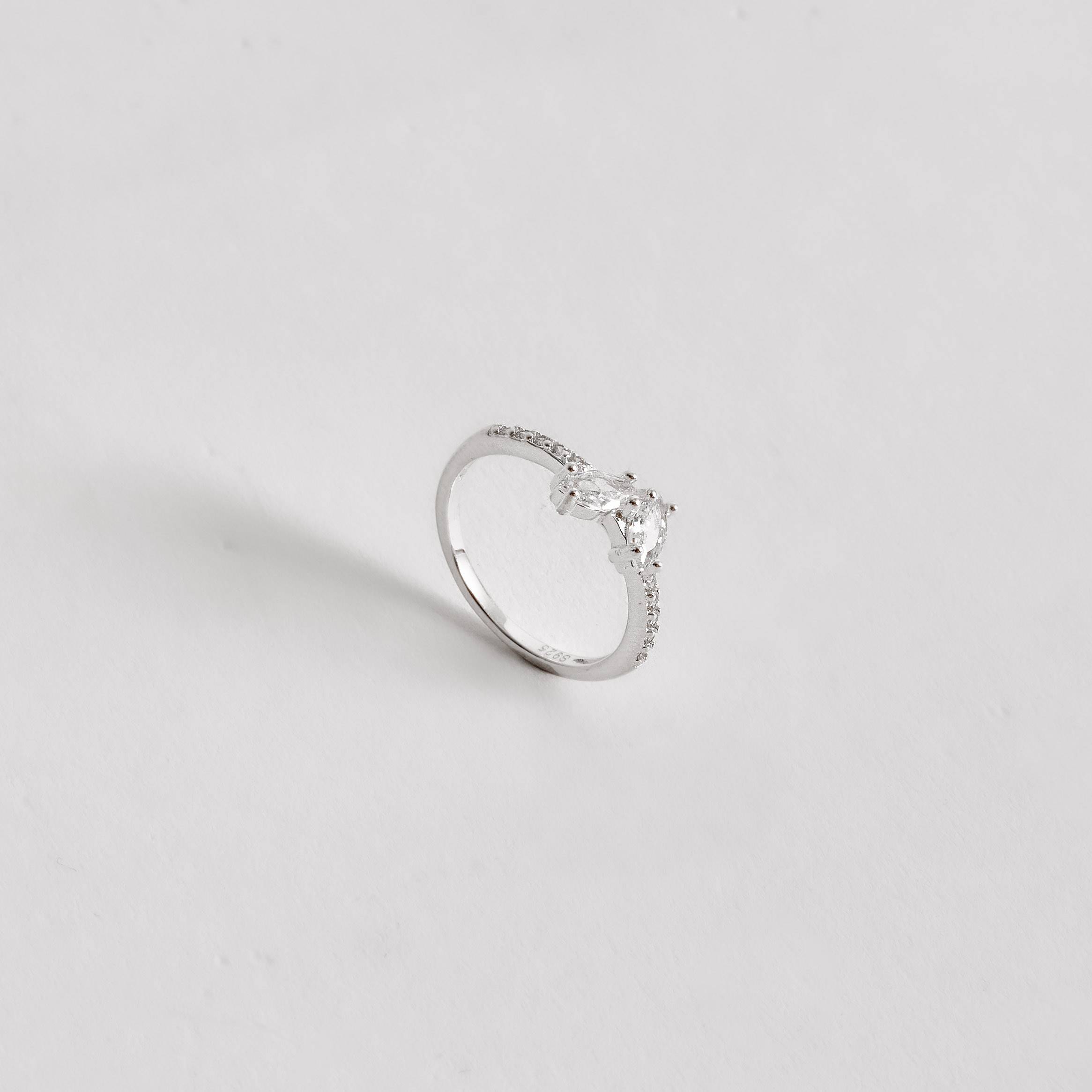 Imagem Anel meia aliança com zircônias navete