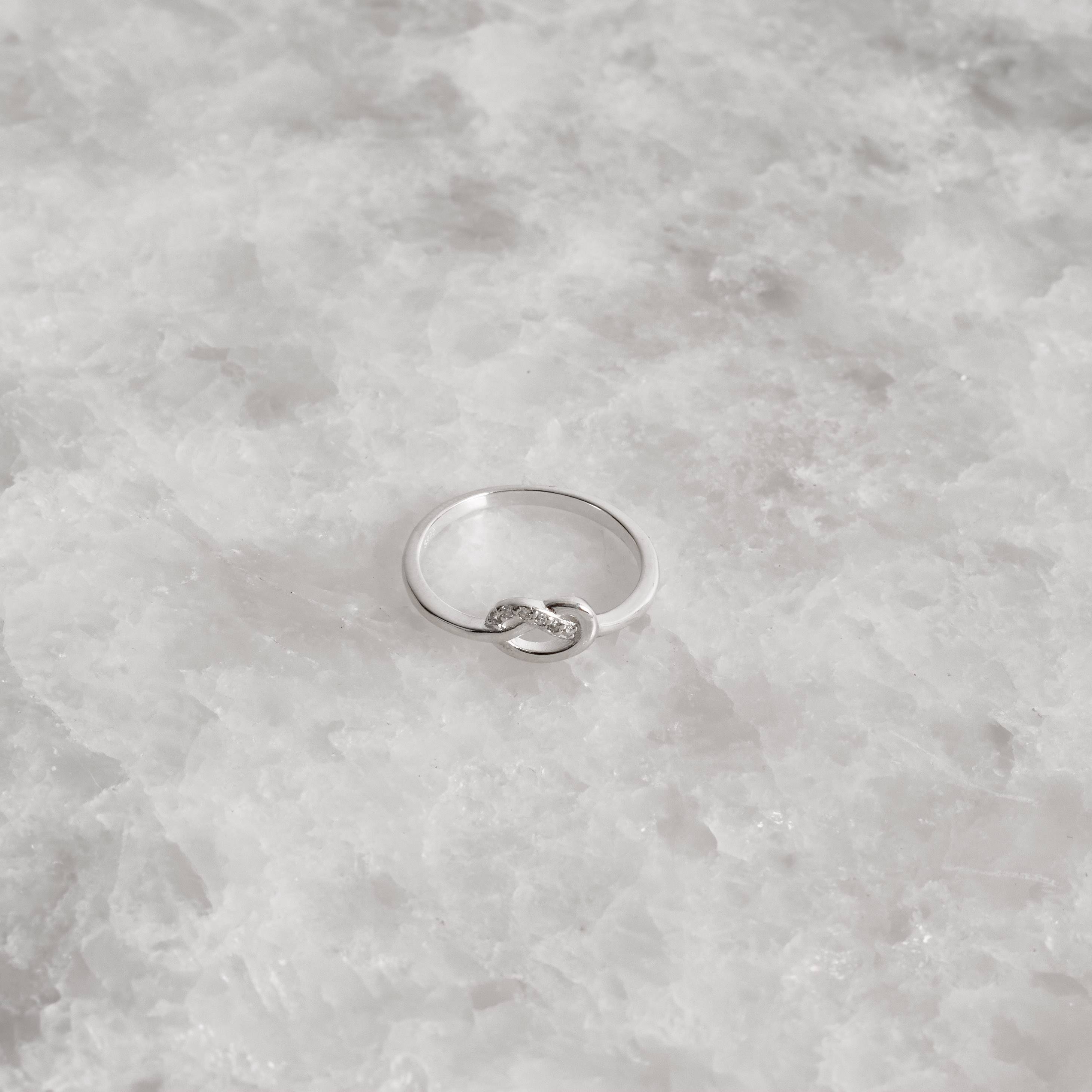 Imagem Anel nó coração com zircônias