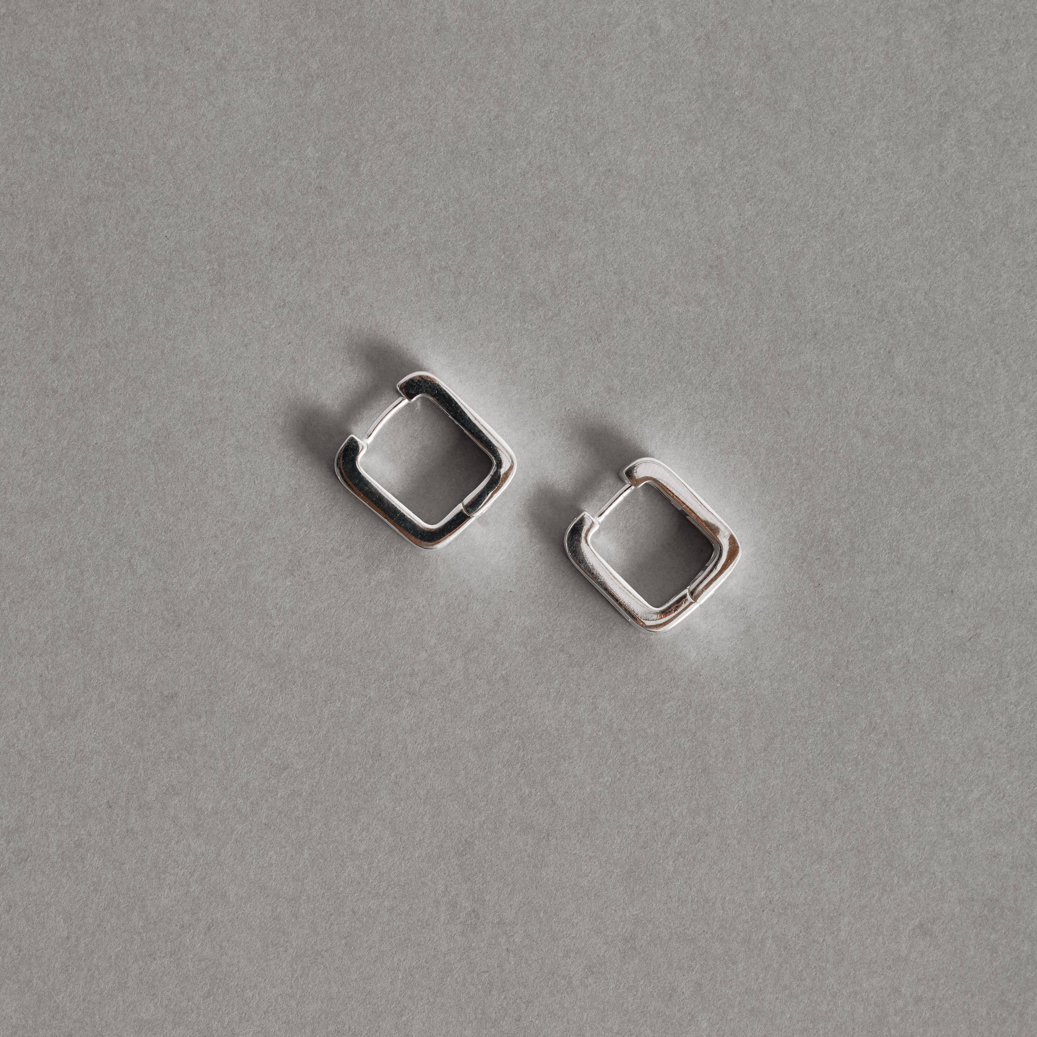 Imagem Secundária Argola click quadrada com zircônias retangulares 13mm 