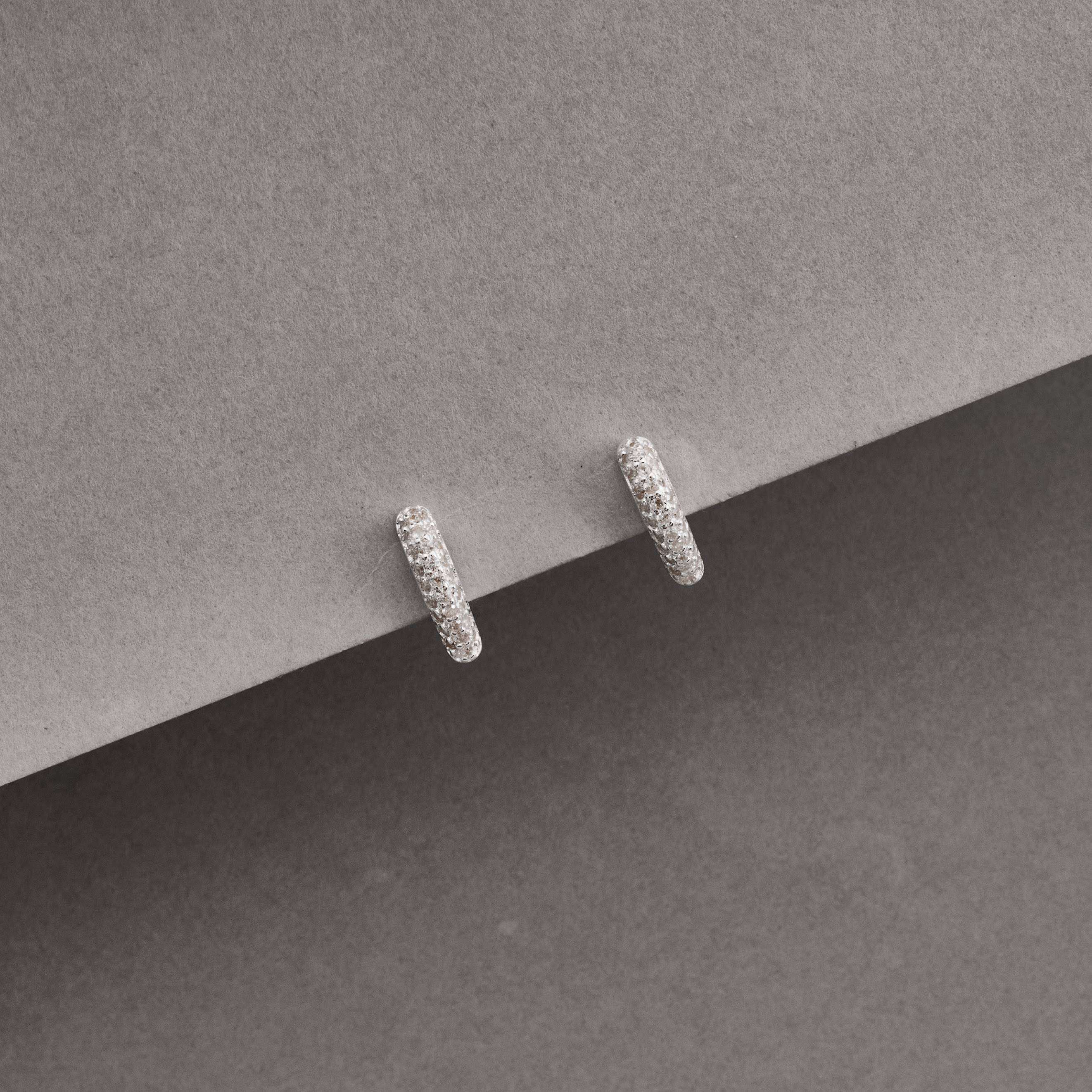 Argola click gota 10mm triplo cravejado