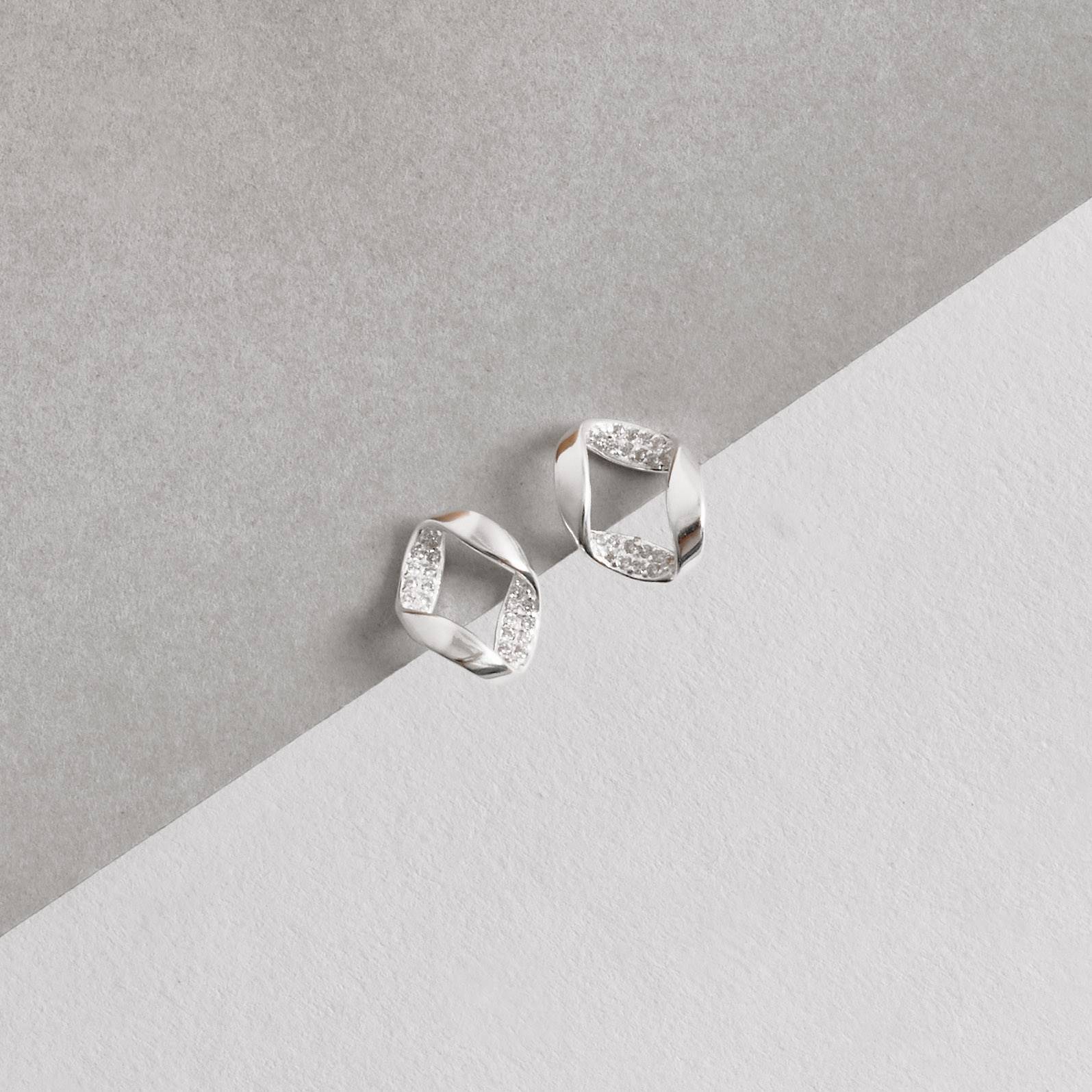 Imagem Brinco oval vazado com interior cravejado 13mm